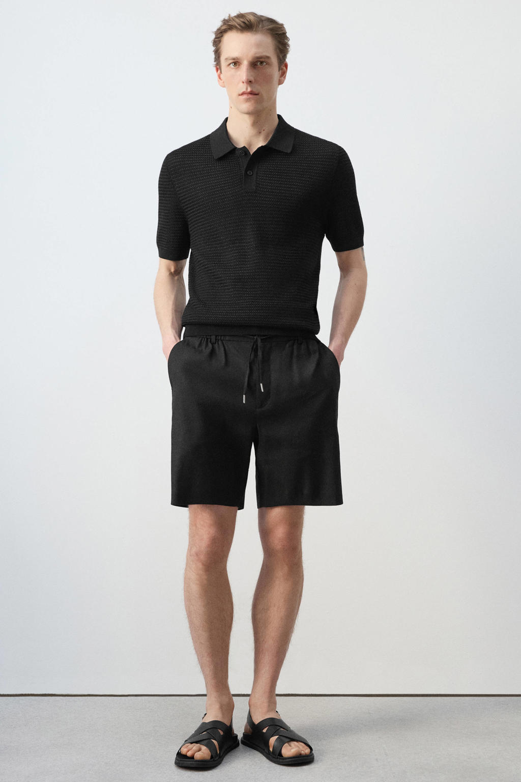Zwarte heren Mango Man regular polo gebreid van viscose met effen, korte mouwen en knoopsluiting