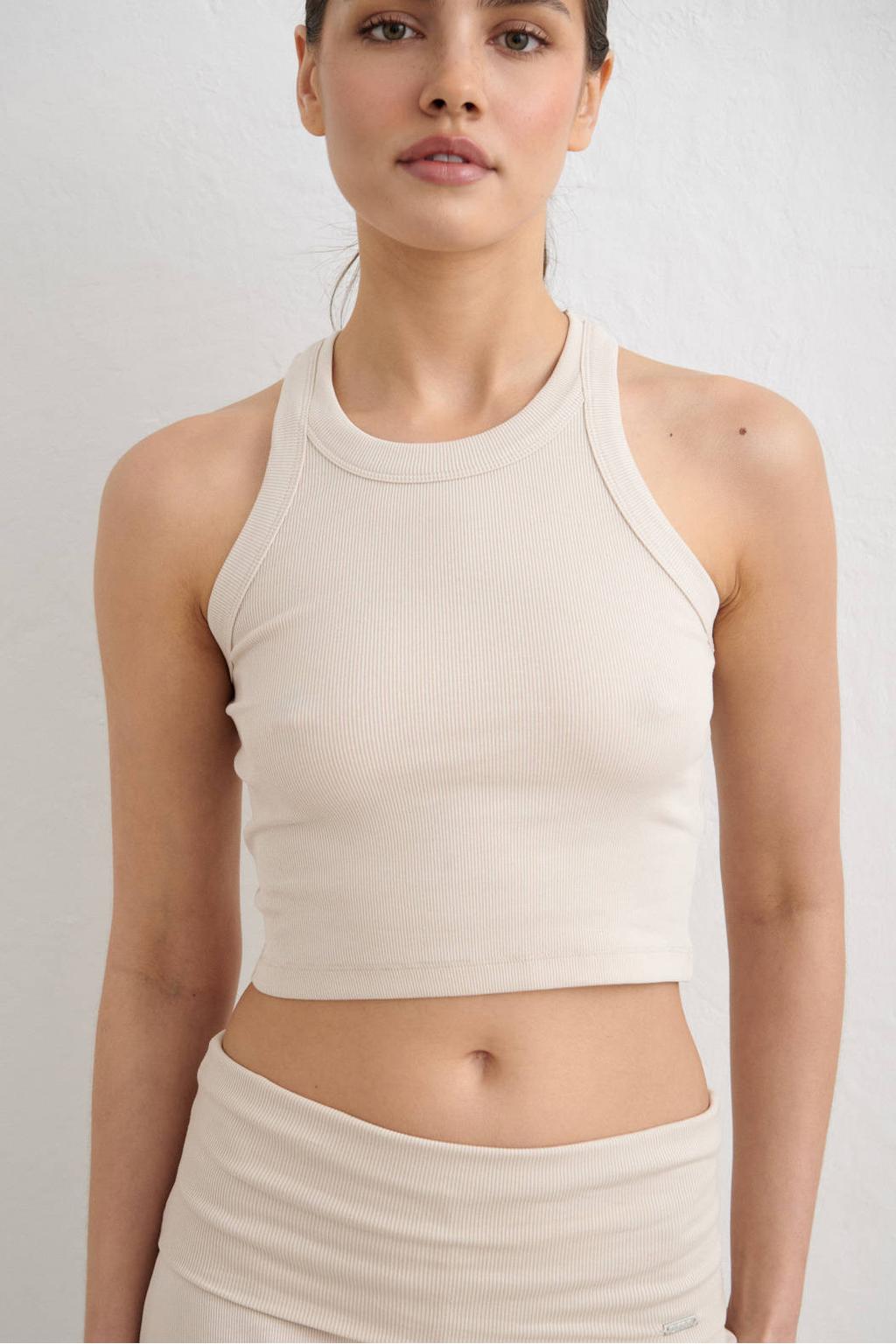 Zandkleurige dames Aim'n sporttop Ease Ribbed van katoen met ronde hals