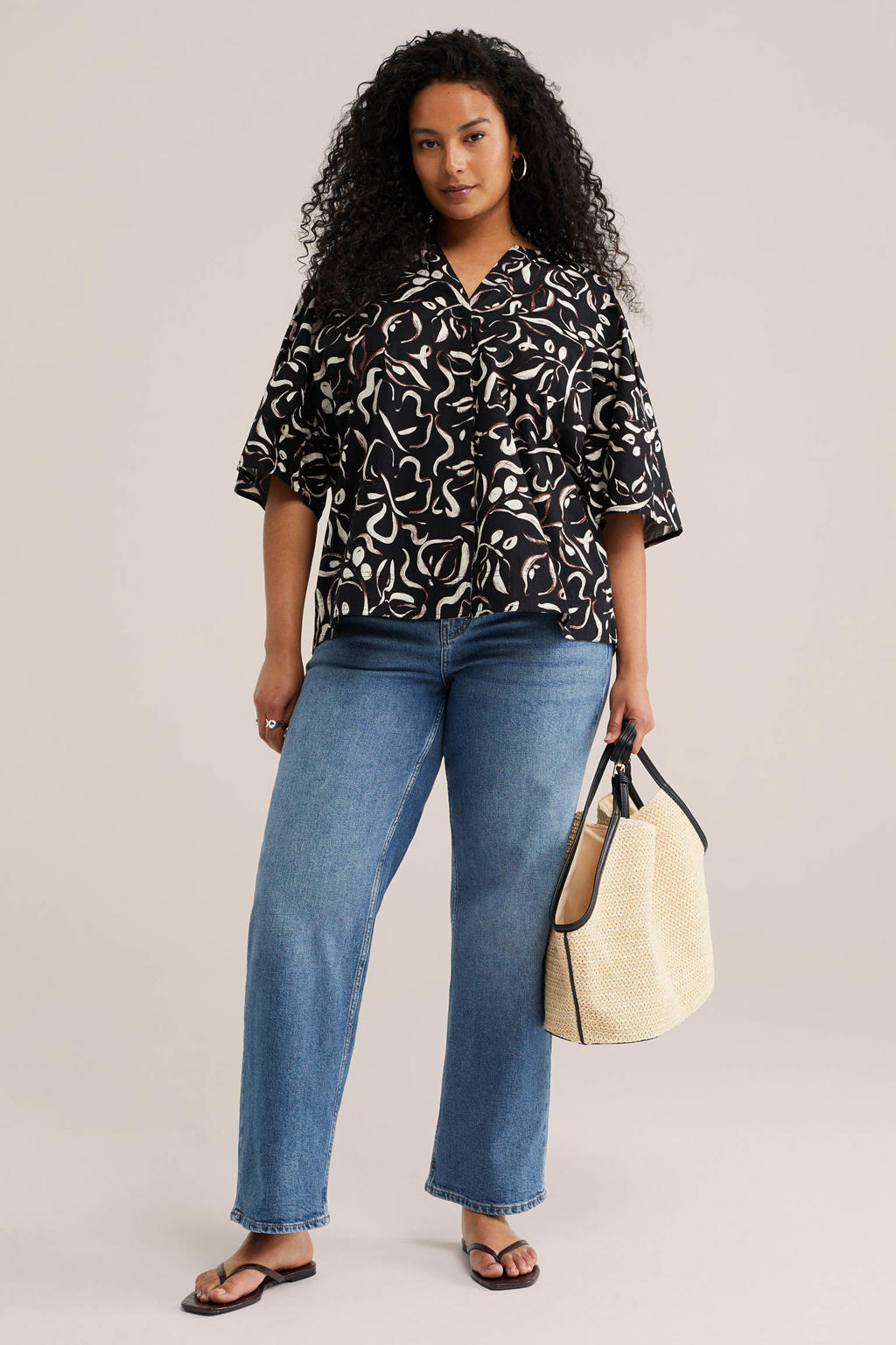 Zwart en witte dames WE Fashion Curve blouse van katoen met half lange mouwen, V-hals en knoopsluiting