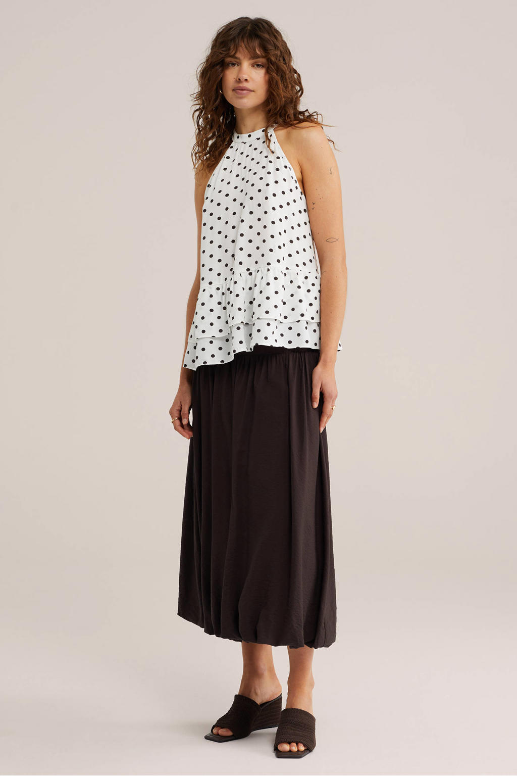Ecru en zwarte dames WE Fashion top van viscose met stippenprint en boothals