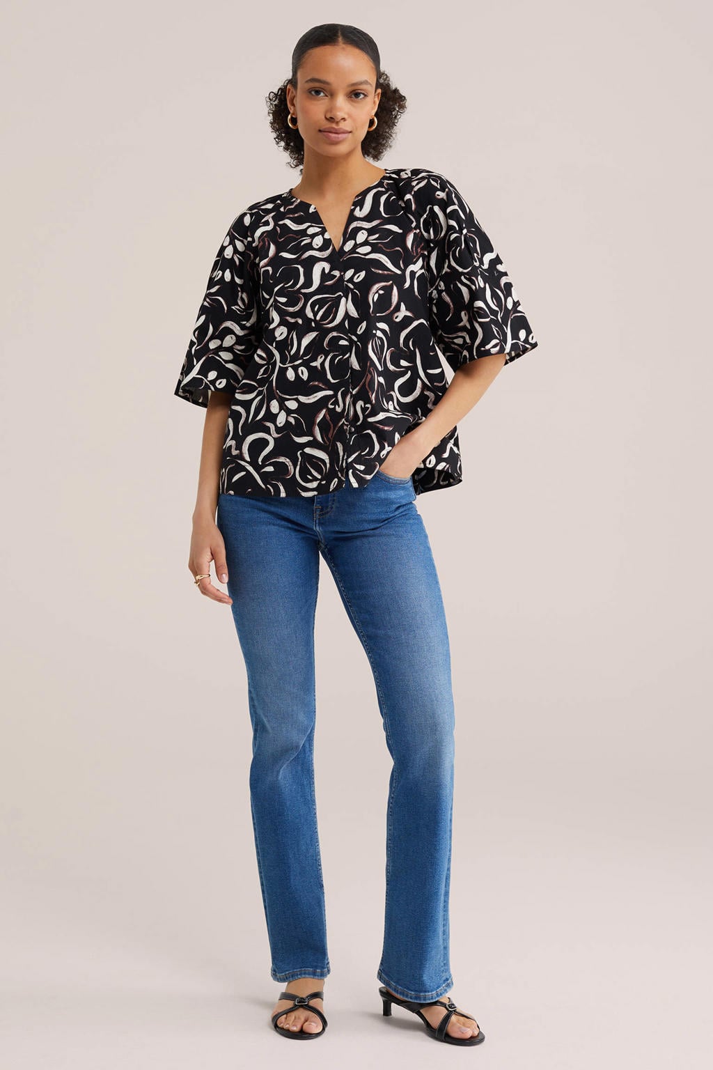 Zwart en witte dames WE Fashion blouse van katoen met half lange mouwen, V-hals en knoopsluiting