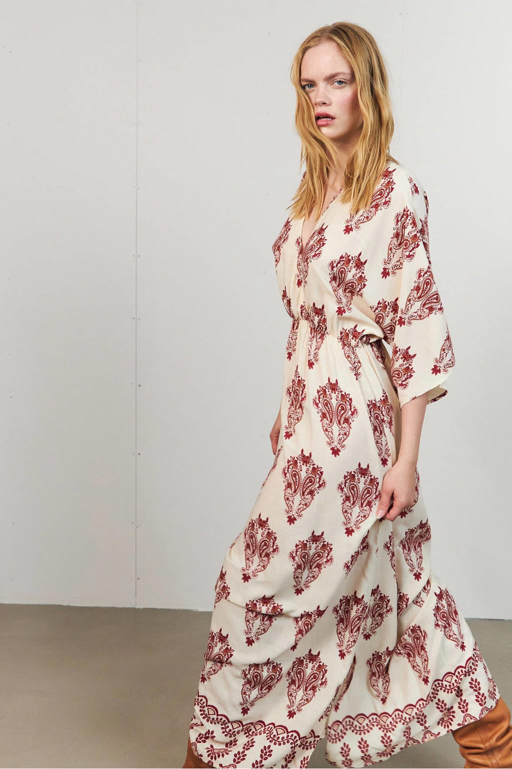 Ecru en rode dames Lollys Laundry maxi jurk van viscose met driekwart mouwen en V-hals