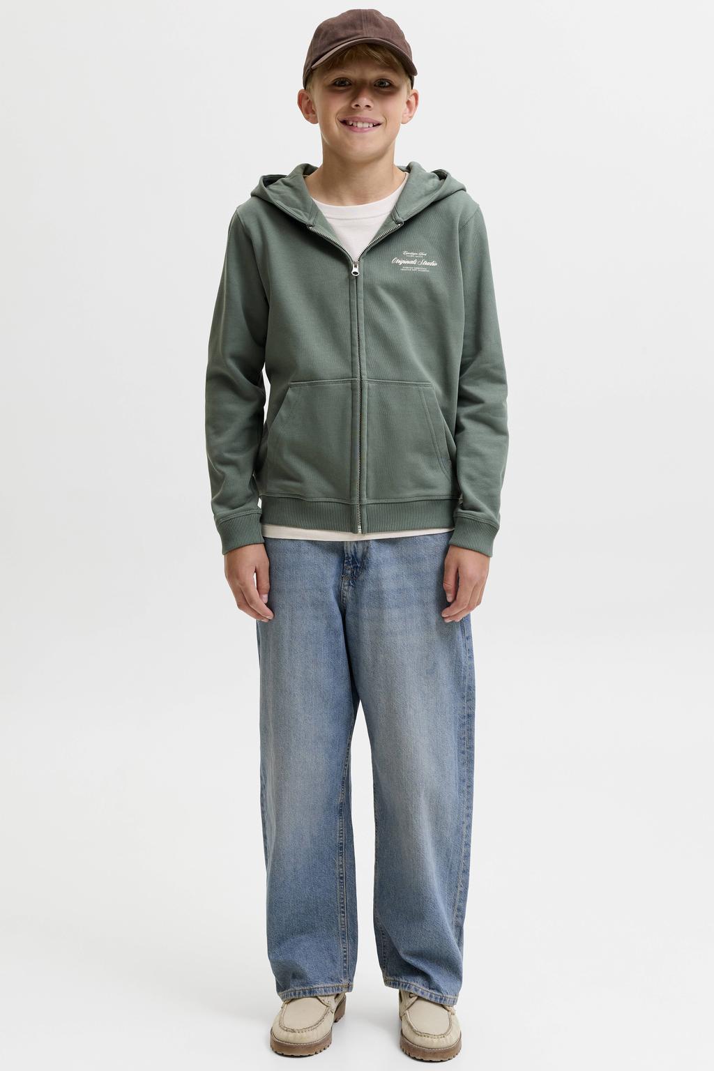 Groene jongens JACK & JONES JUNIOR sweatvest met backprint, lange mouwen, capuchon, ritssluiting en geribde boorden