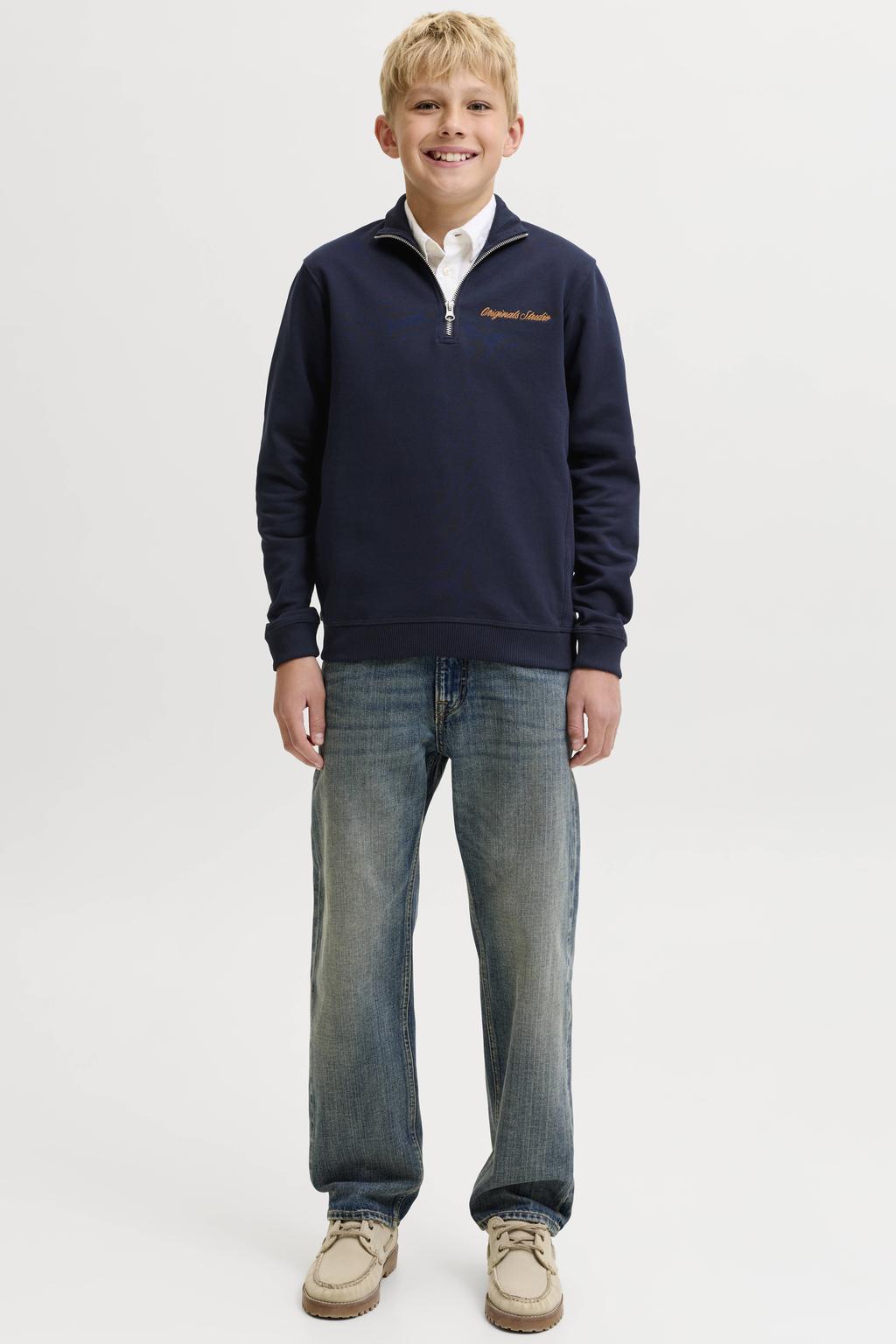 Donkerblauwe jongens JACK & JONES JUNIOR van sweat materiaal met tekst print, lange mouwen, opstaande kraag, halve rits en geribde boorden