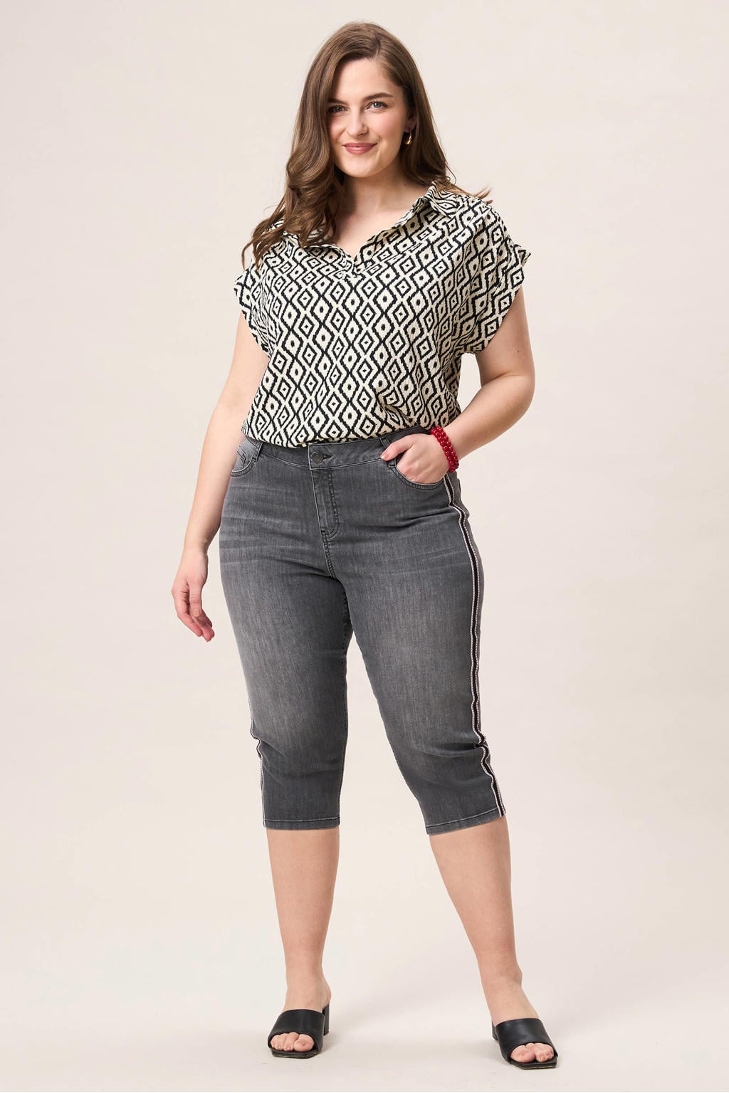 Beige en zwarte dames Miss Etam Plus top van polyester met effen, korte mouwen en klassieke kraag