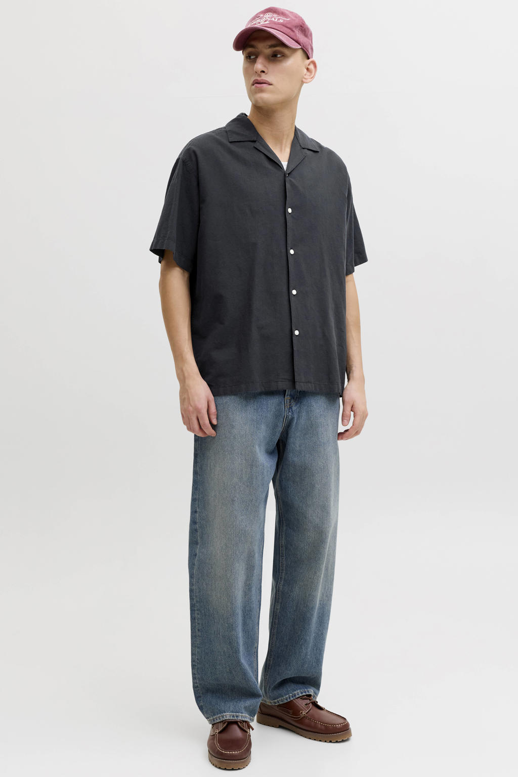 Zwarte heren JACK & JONES ESSENTIALS relaxed casual overhemd van linnen met effen, korte mouwen, reverskraag en knoopsluiting