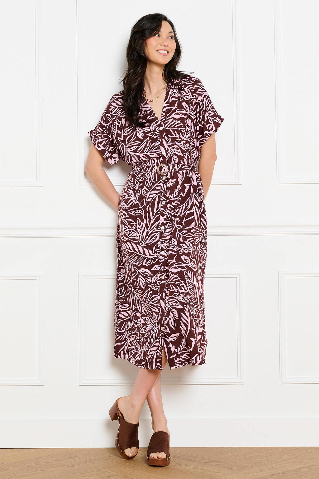 Donkerrood en roze dames LOLALIZA gebloemde midi jurk van viscose met korte mouwen, V-hals en knoopsluiting