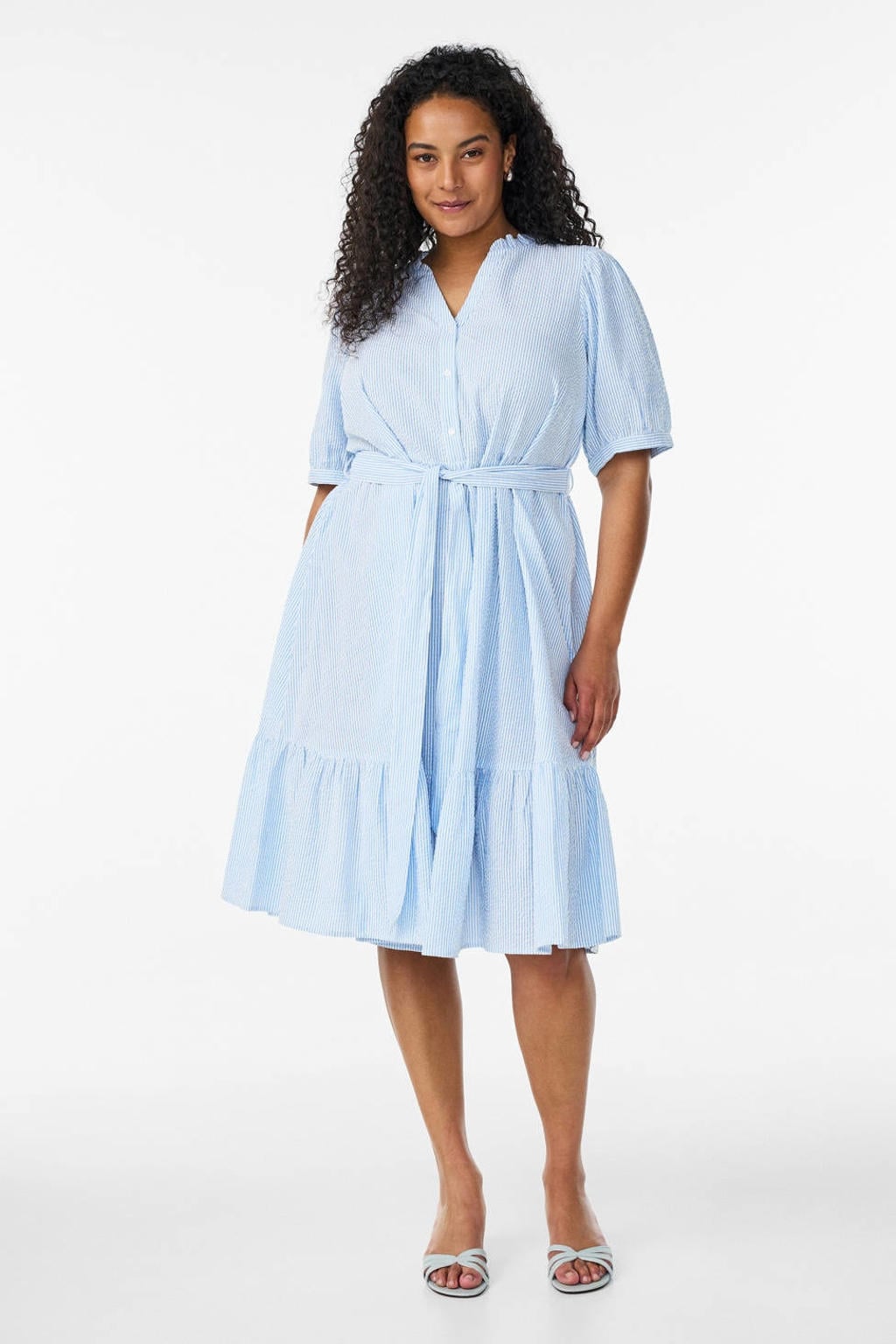 Lichtblauw en witte dames Zizzi blousejurk met ceintuur Plus Size van katoen met krijtstreepprint, korte mouwen en knoopsluiting