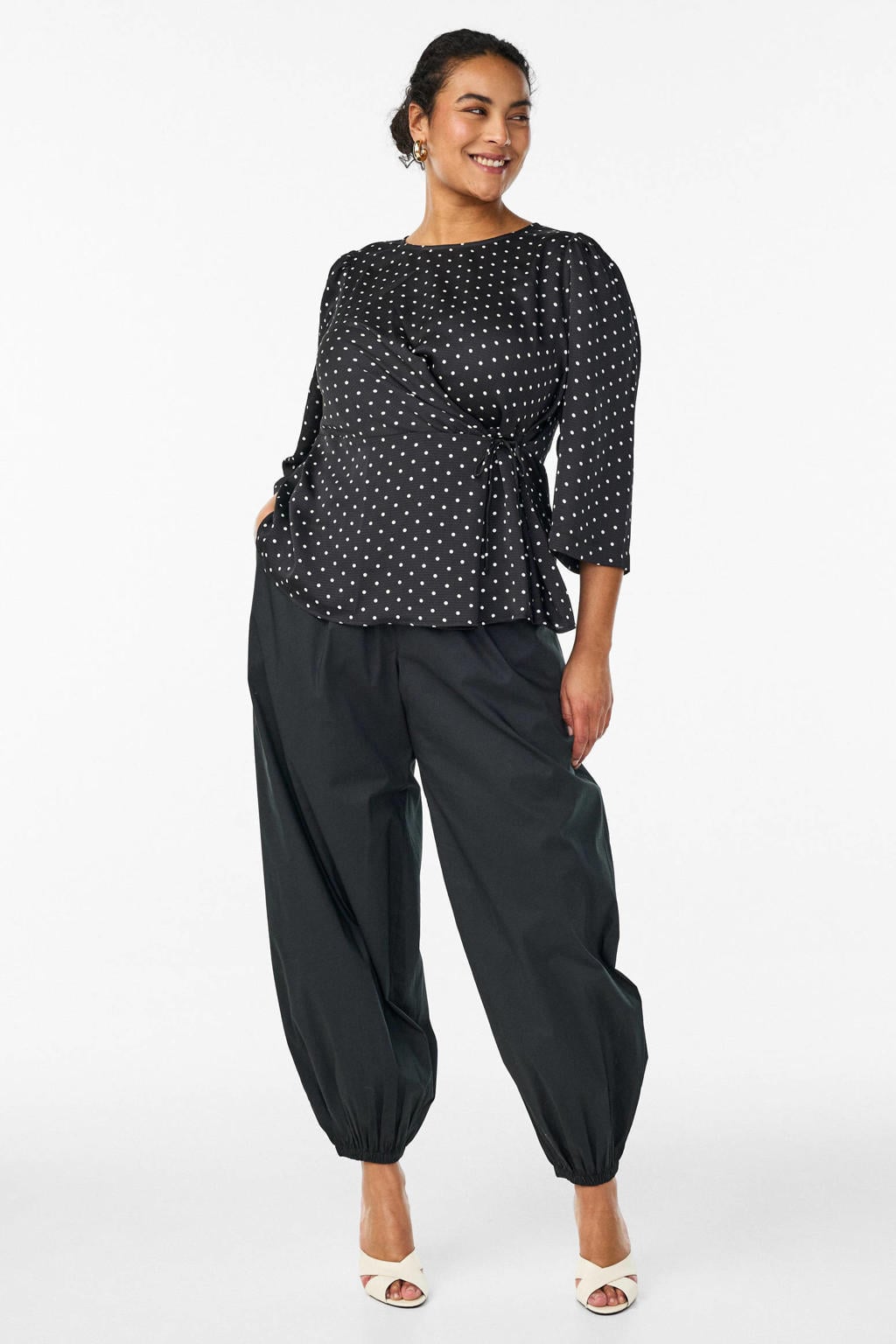Zwart en witte dames Zizzi blouse van polyester met stippenprint, driekwart mouwen, klassieke kraag, striksluiting en omslagdetail