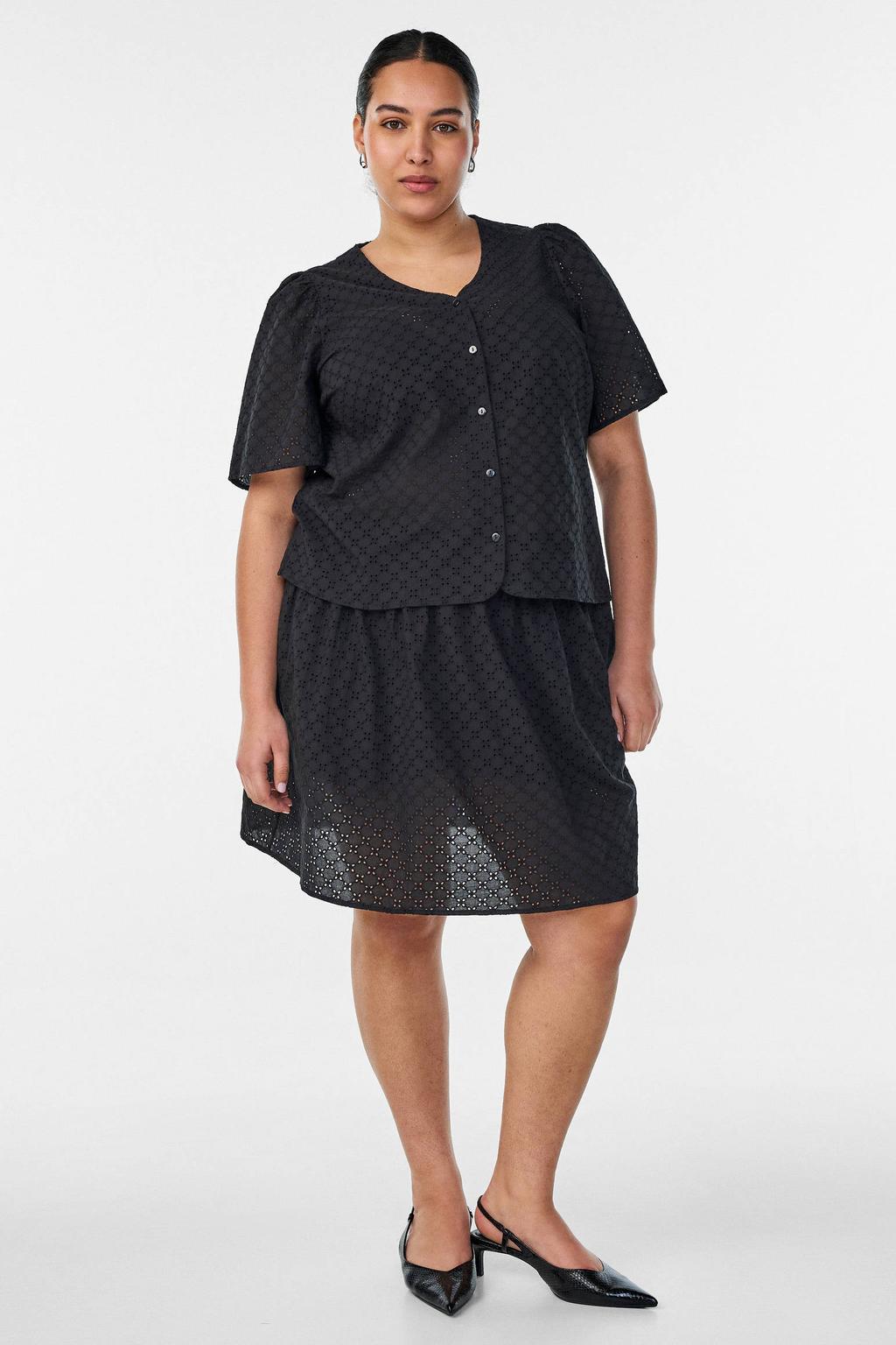 Zwarte dames Zizzi broderie blouse Plus Size van katoen met effen, korte mouwen, klassieke kraag en knoopsluiting