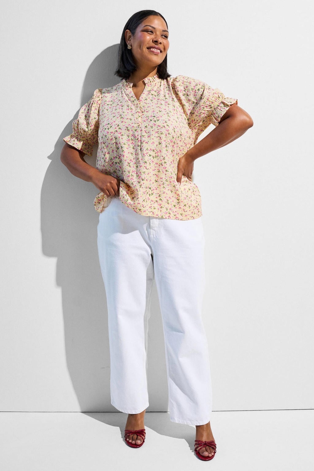Lichtgeel en roze dames Zizzi rechtvallend gebloemde blousetop Plus Size van viscose met korte mouwen