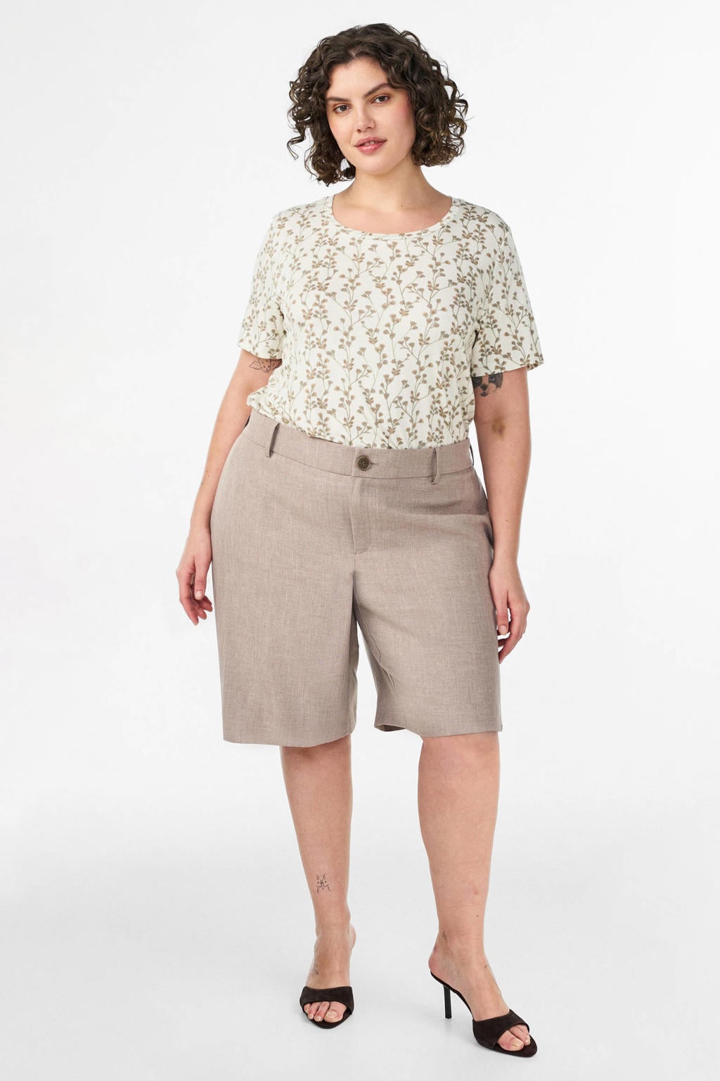 Ecru en bruine dames Zizzi gebloemd T-shirt van viscose met korte mouwen en ronde hals