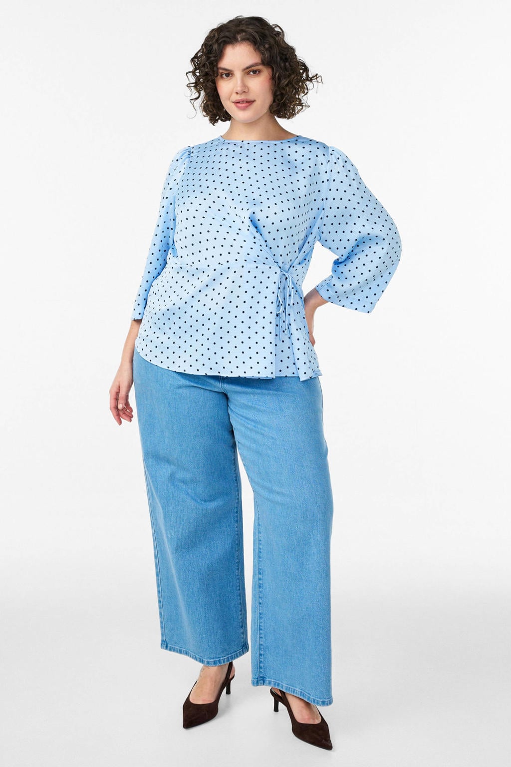 Lichtblauwe dames Zizzi blouse van polyester met stippenprint, driekwart mouwen, klassieke kraag, striksluiting en omslagdetail