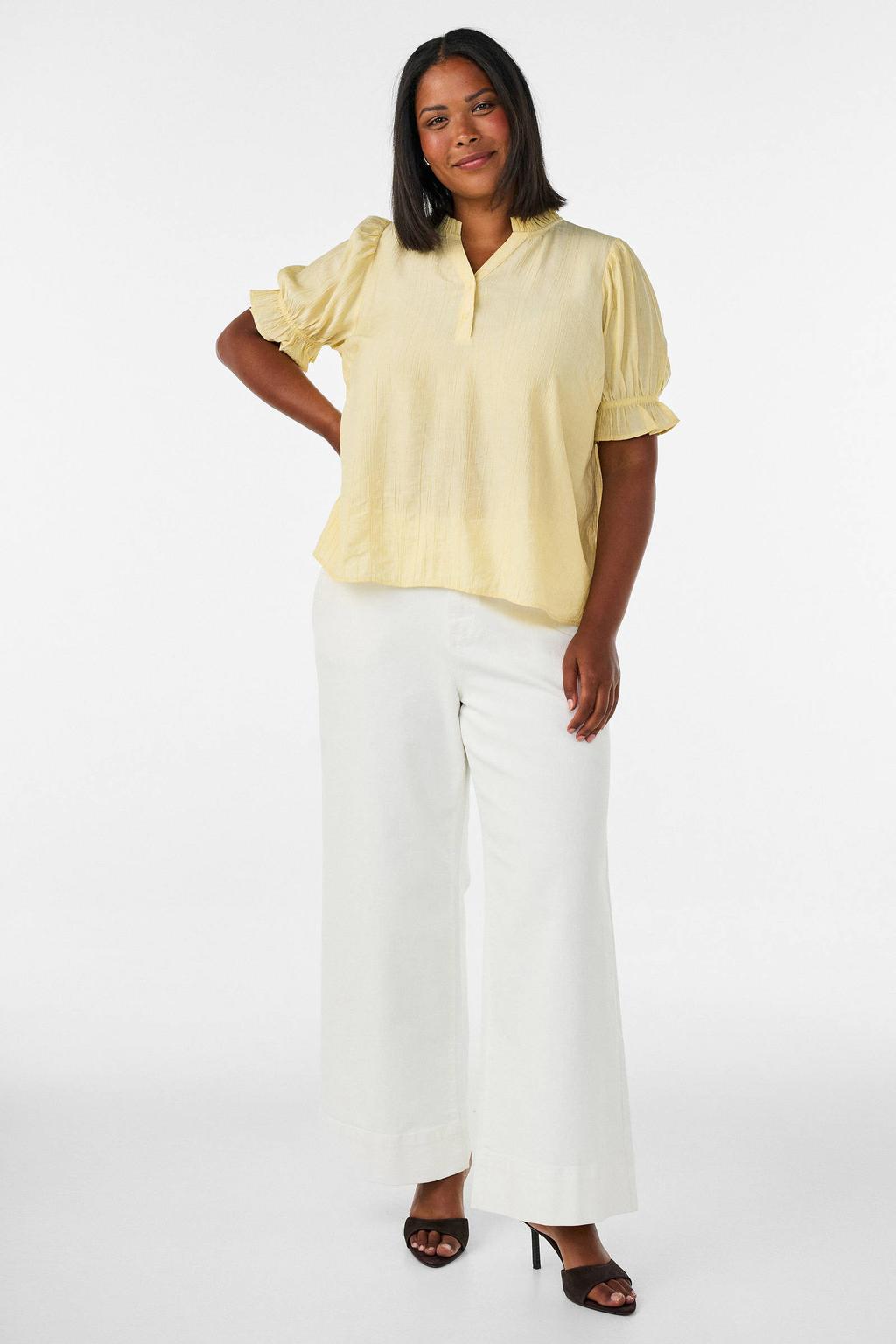 Lichtgele dames Zizzi rechtvallend blousetop Plus Size van viscose met effen en korte mouwen