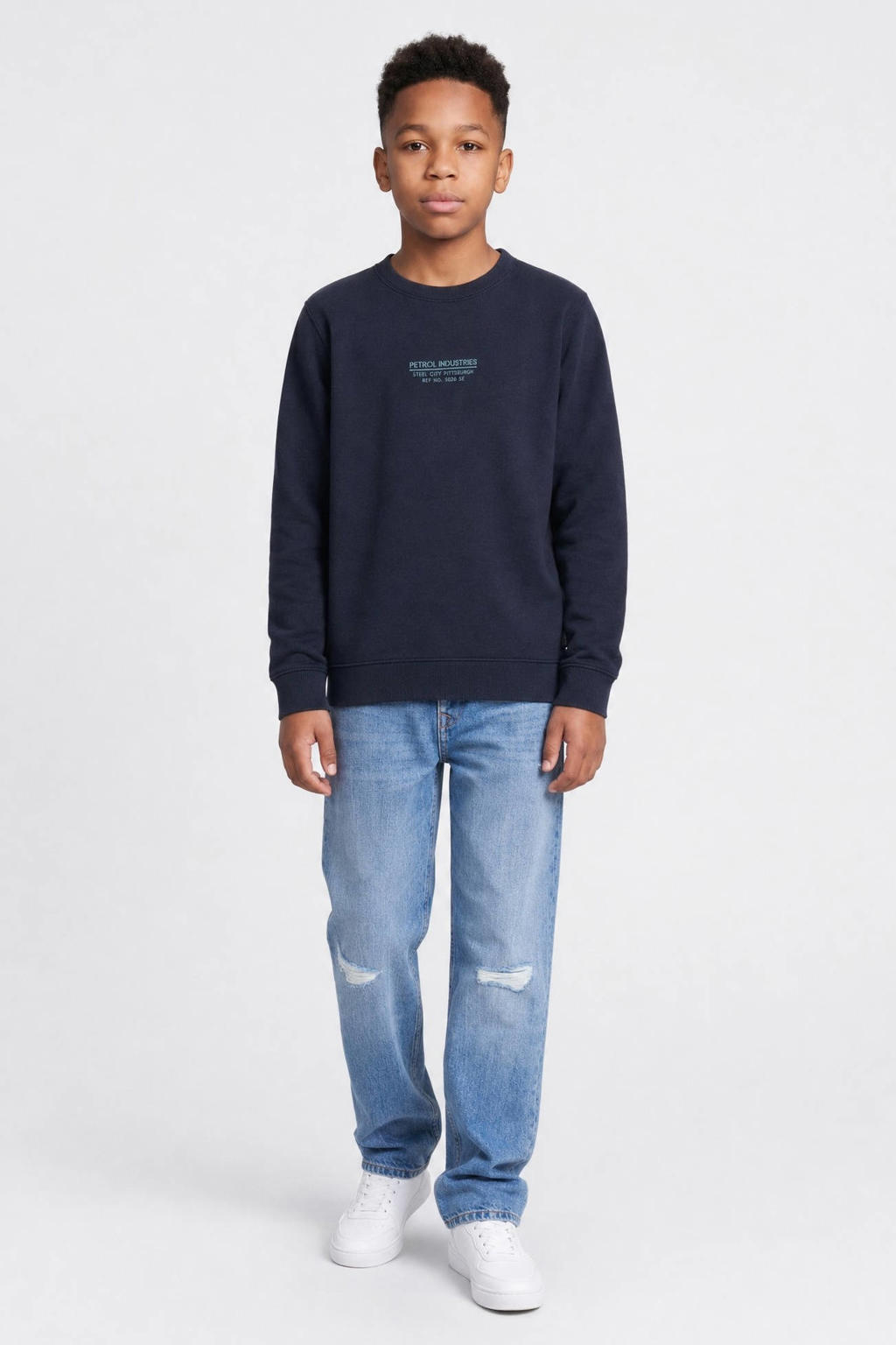 Marineblauw jongens Petrol Industries rechtvallende sweater blauw met printopdruk, lange mouwen, ronde hals en geribde boorden