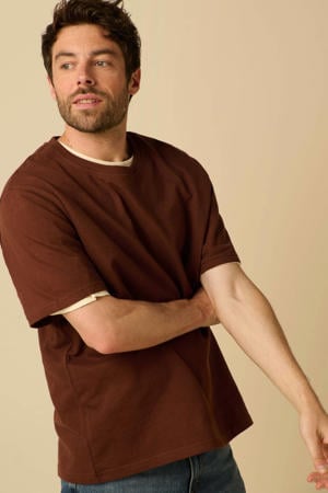 regular T-shirt donkerbruin