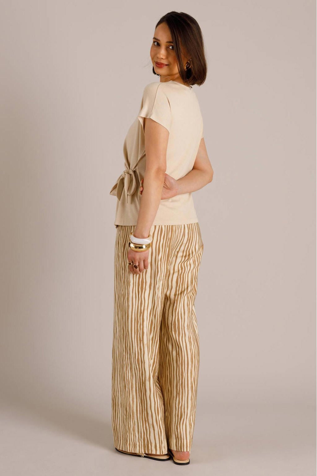 Zandkleurige dames Yest top van viscose met effen, korte mouwen en ronde hals