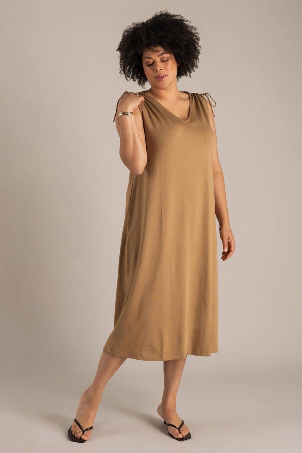 Taupe dames Yest Curve zomerjurk van modal met effen, V-hals en vetersluiting