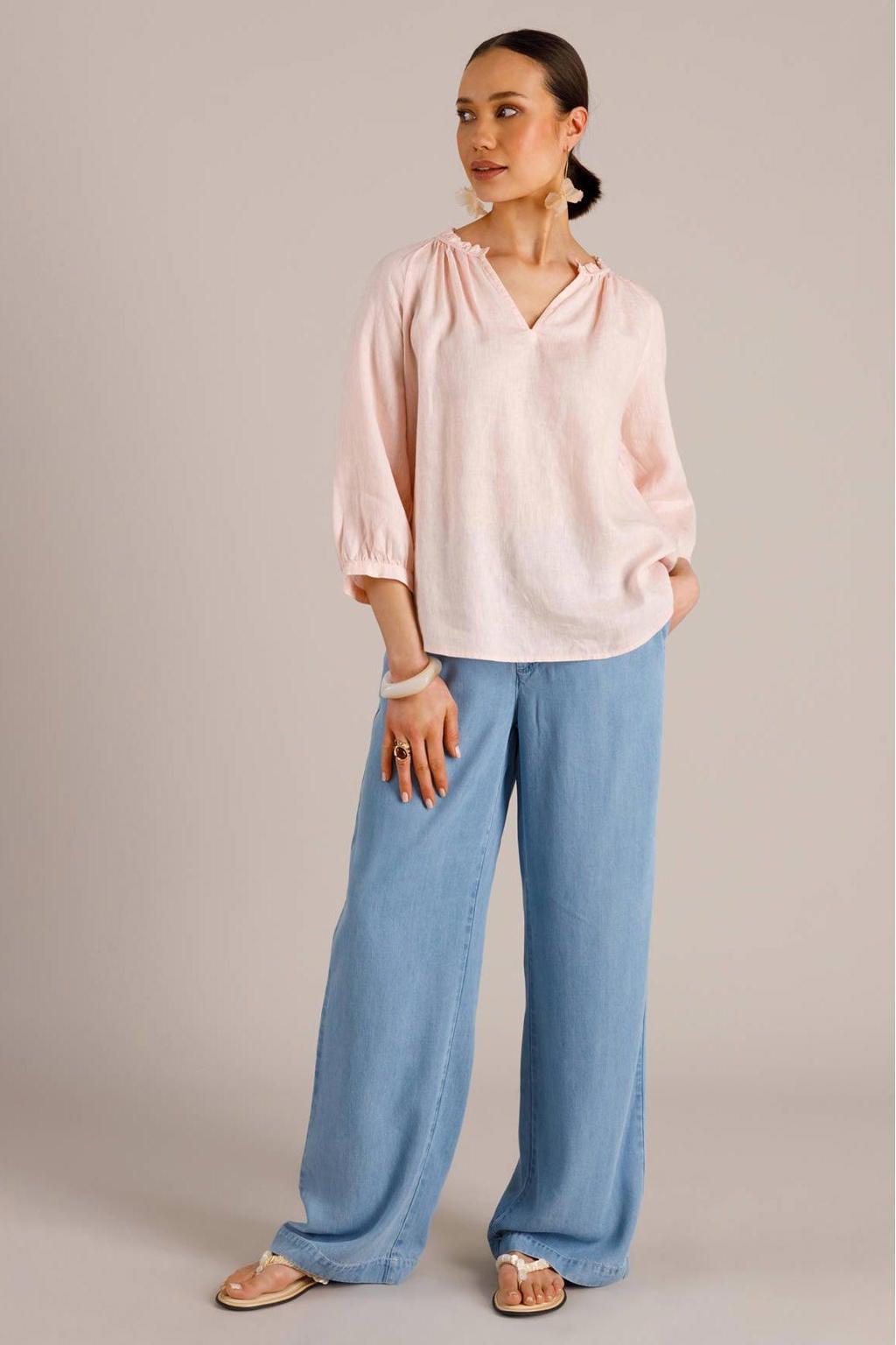 Lichtroze dames Yest top van linnen met effen, driekwart mouwen en V-hals