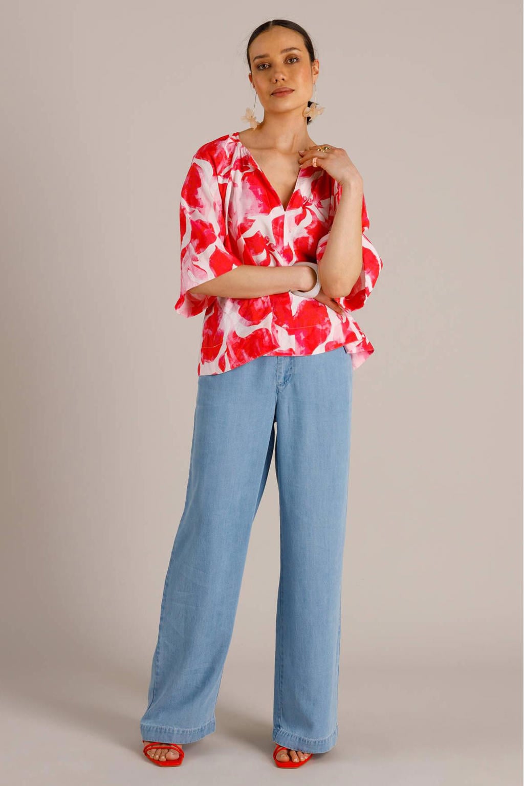 Rood en lichtroze dames Yest gebloemde top van viscose met driekwart mouwen en V-hals