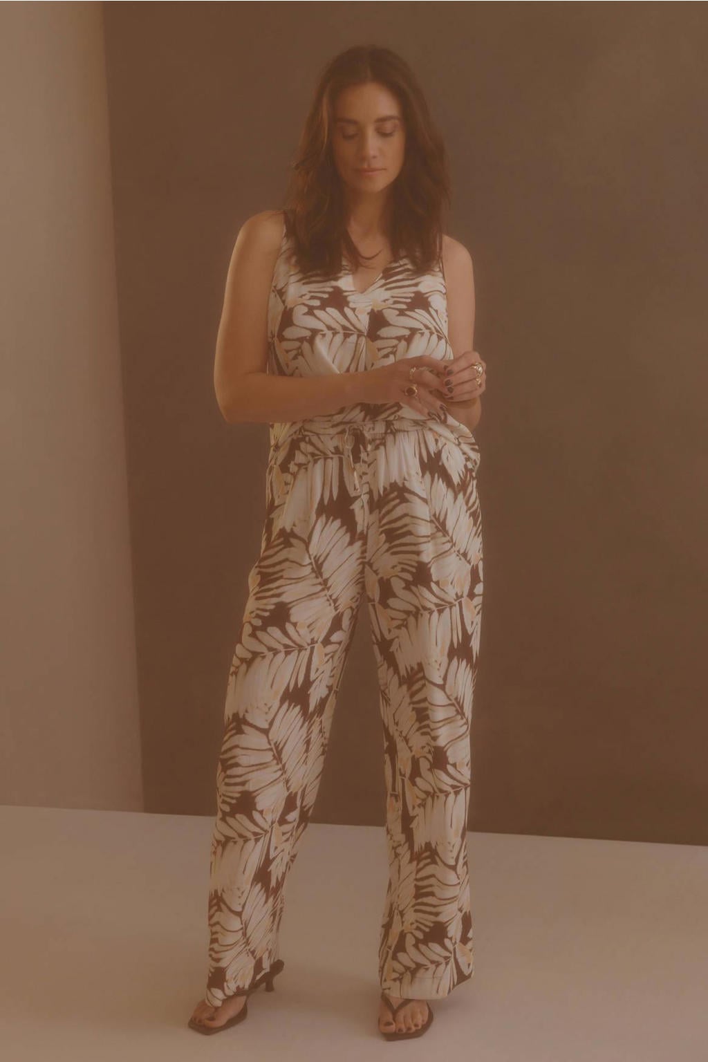 Bruin en ecru dames Yest wide leg regular waist gebloemde broek van viscose met elastische tailleband met koord