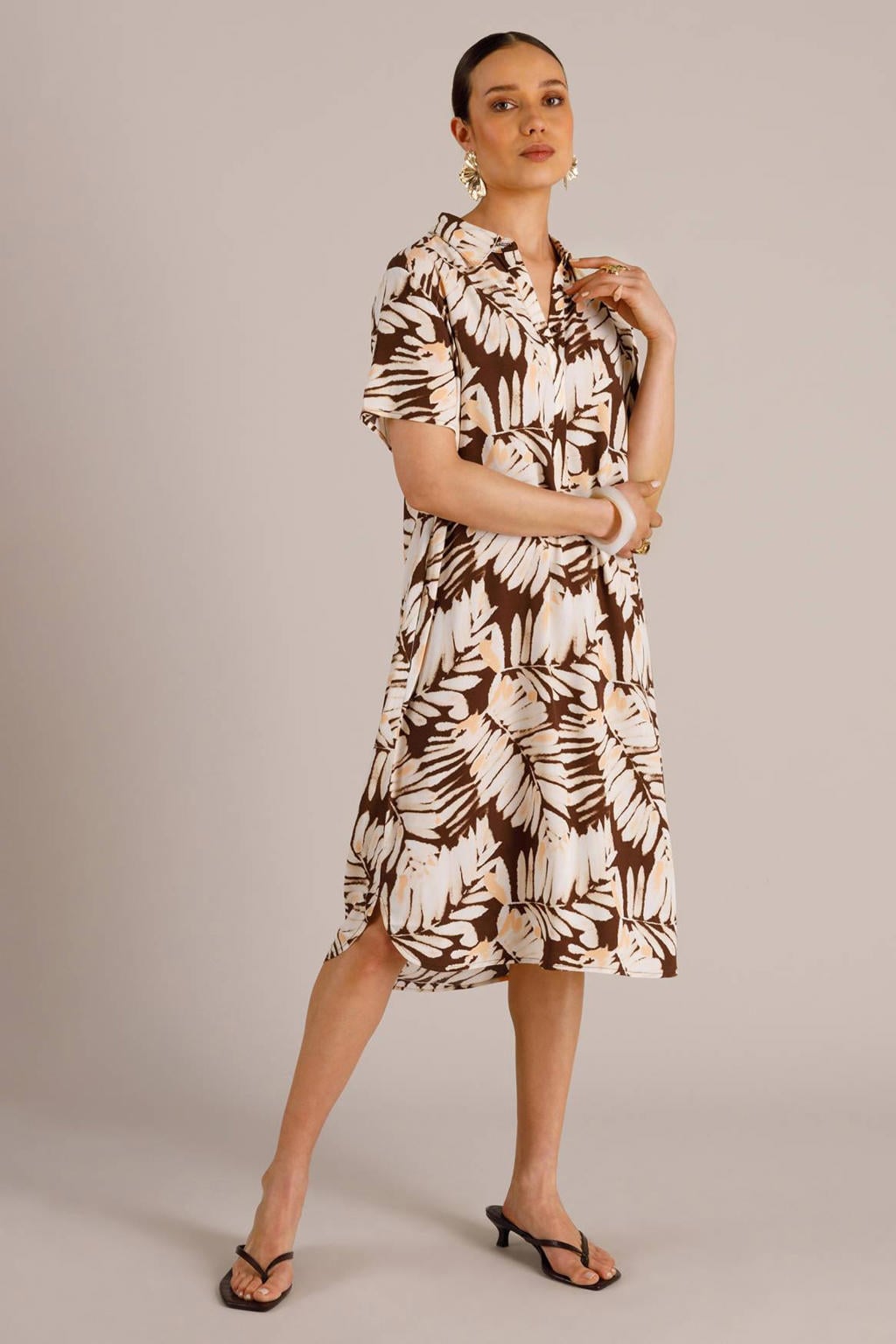 Bruin en beige dames Yest gebloemde midi jurk van viscose met korte mouwen en V-hals