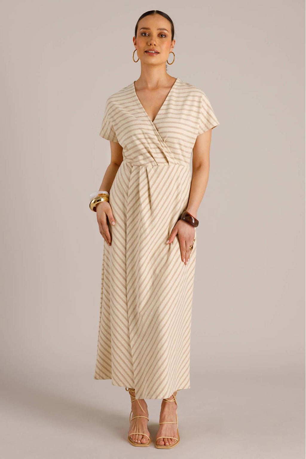 Ecru en taupe dames Yest gestreepte zomerjurk van katoen met korte mouwen, V-hals en overslag detail