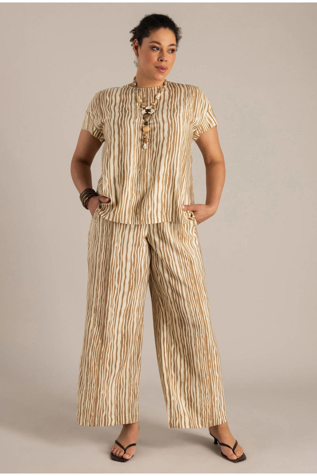 Beige en ecru dames Yest Curve top van viscose met korte mouwen en ronde hals