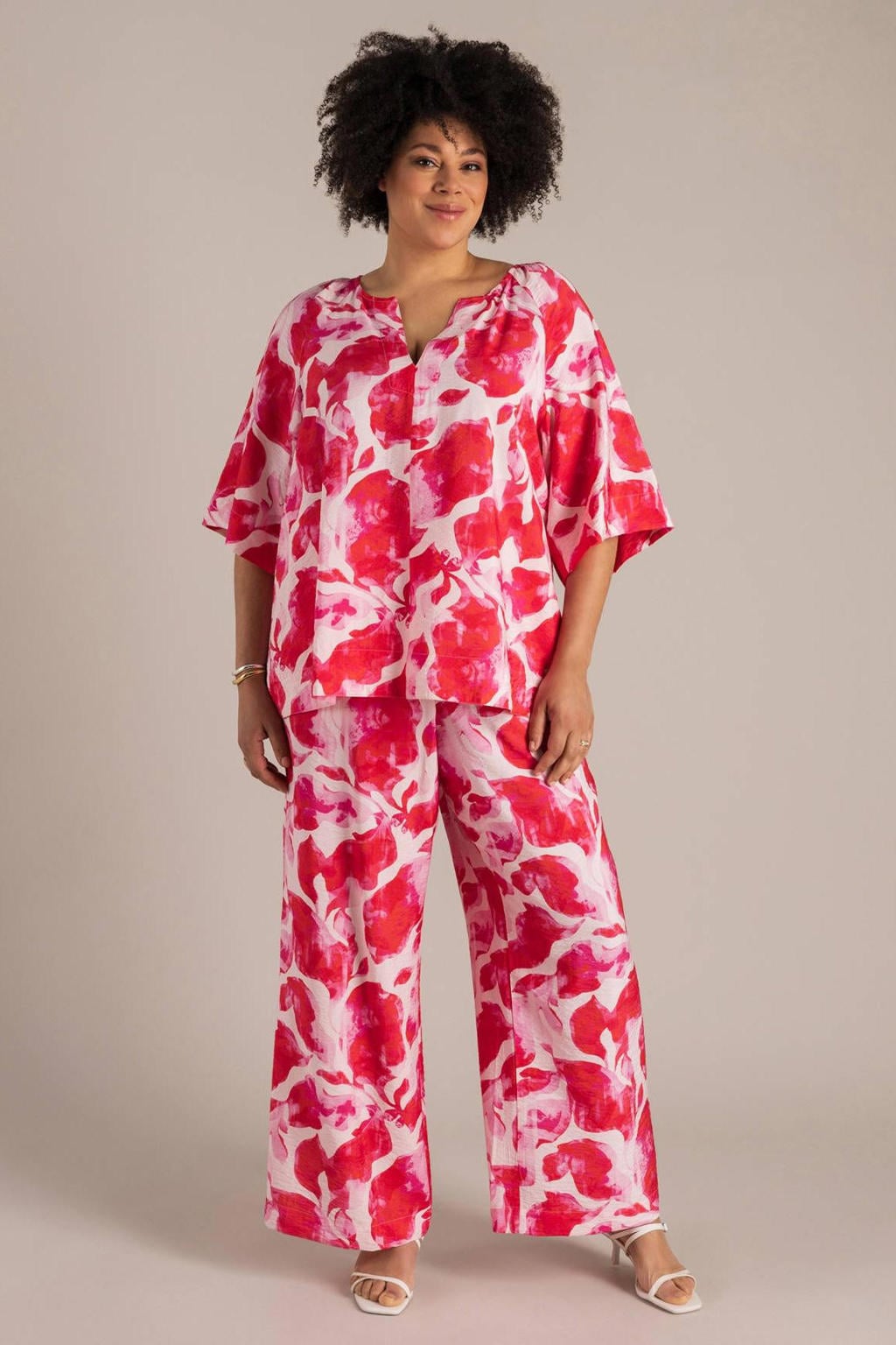 Rood en roze dames Yest Curve gebloemde blousetop van viscose met driekwart mouwen en V-hals