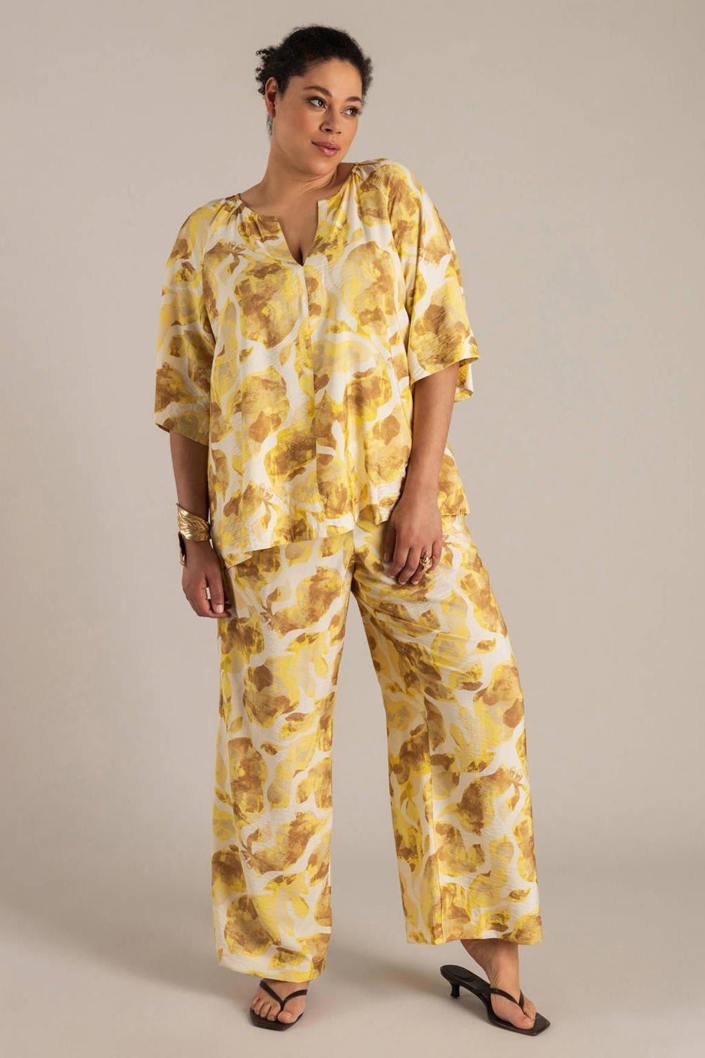 Geel en bruine dames Yest Curve gebloemde blousetop van viscose met driekwart mouwen en V-hals