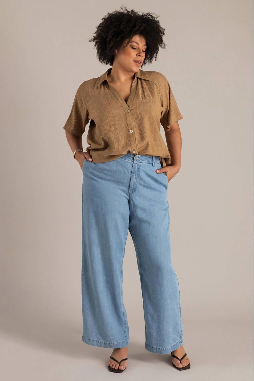 Taupe dames Yest Curve blouse van viscose met effen, korte mouwen, klassieke kraag, knoopsluiting en plooien