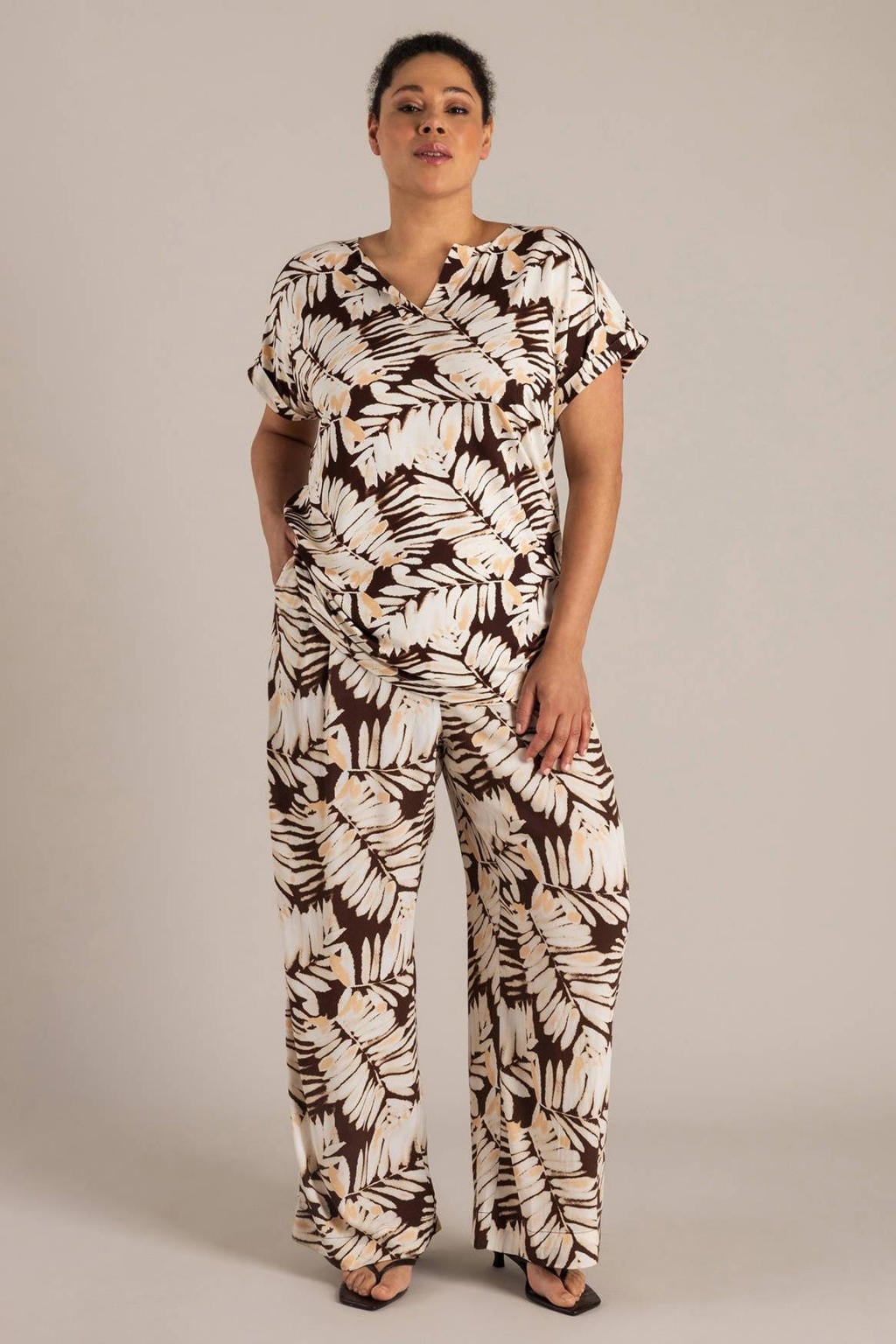Ecru en donkerblauwe dames Yest Curve regular high waist gebloemde broek van viscose met elastische tailleband met koord