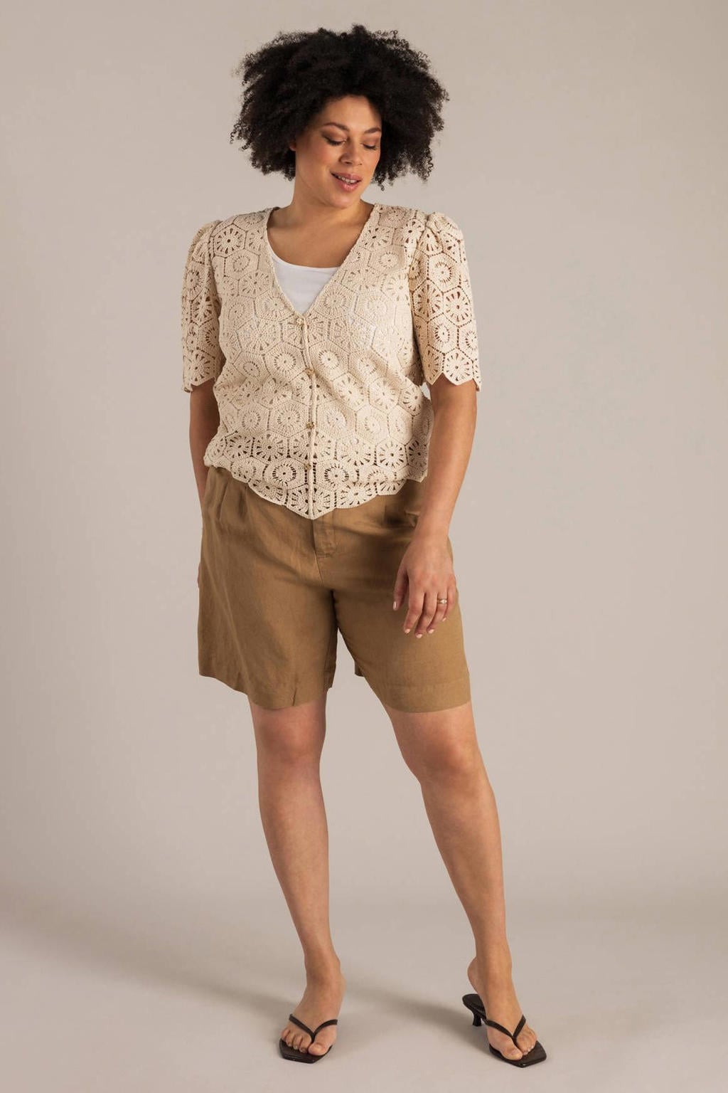 Beige dames Yest Curve vest gehaakt van katoen met effen, korte mouwen, V-hals en knoopsluiting
