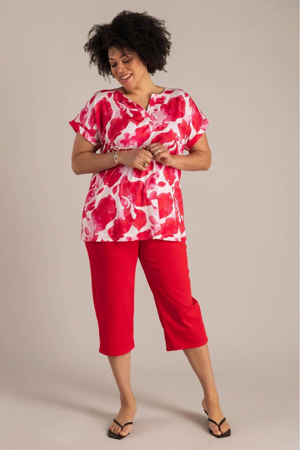 Rood en roze dames Yest Curve gebloemde blousetop van viscose met korte mouwen, V-hals en omslagdetail