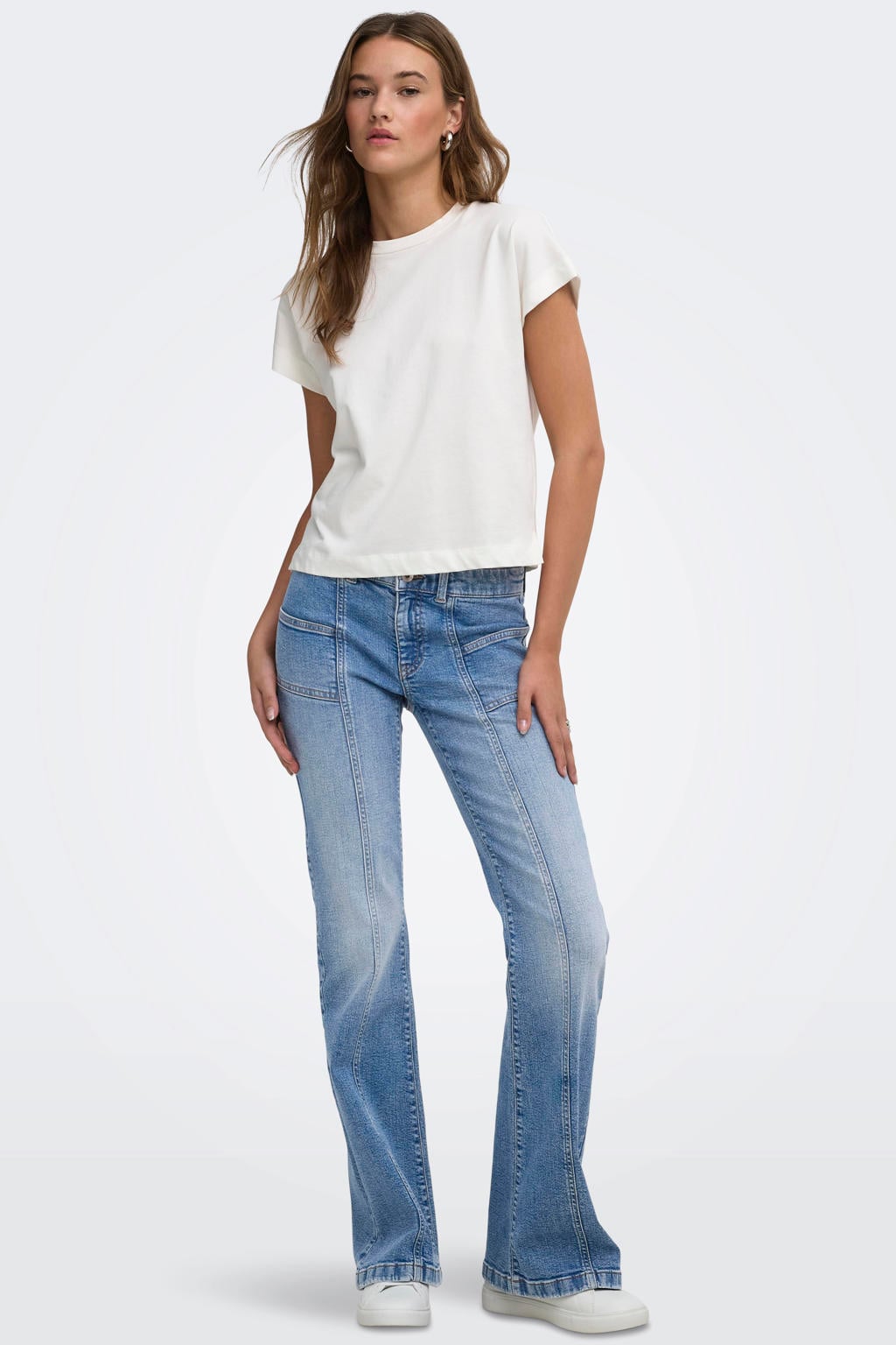 Medium blue denim dames ONLY Onlsia Low Waist Pco Pleat Flared Dnm flared jeans middelblauw met regular waist, rits- en knoopsluiting en effen