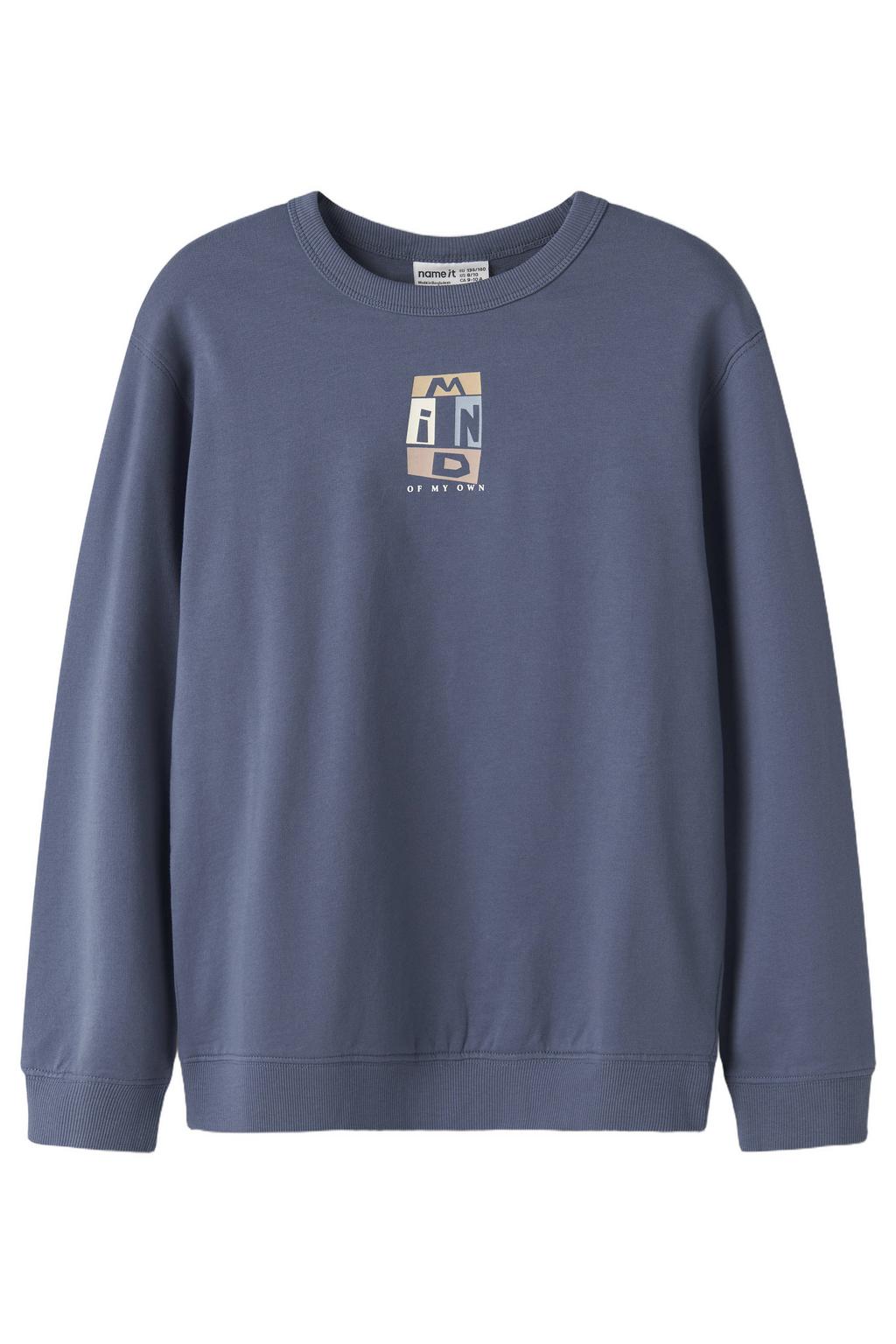 Blauwe jongens NAME IT KIDS sweater met backprint, lange mouwen, ronde hals en geribde boorden
