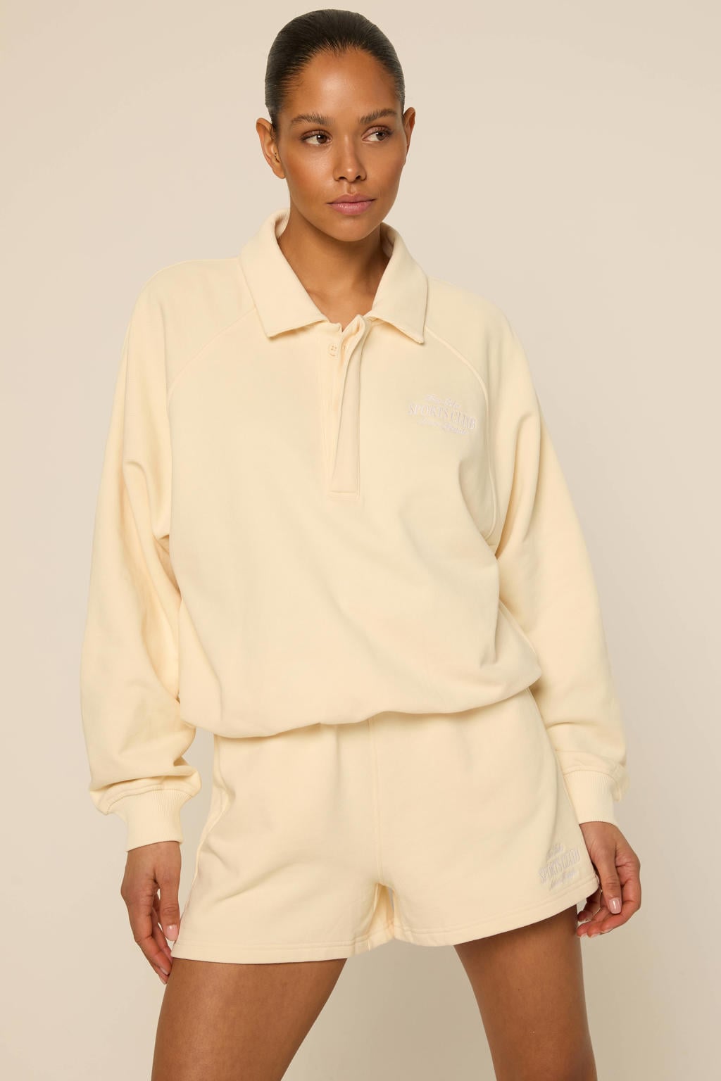 Beige dames The Lola Club sweater Alix van katoen met effen, lange mouwen en polo kraag