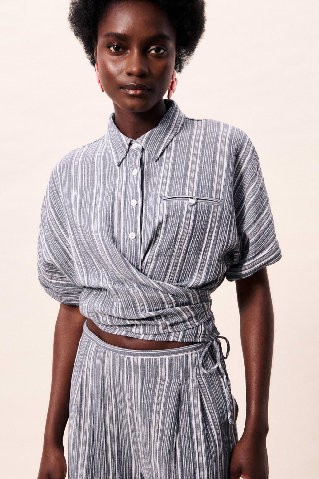 Blauwe dames FRNCH blouse van katoen met strepenprint, driekwart mouwen, klassieke kraag, knoopsluiting en knoopdetail