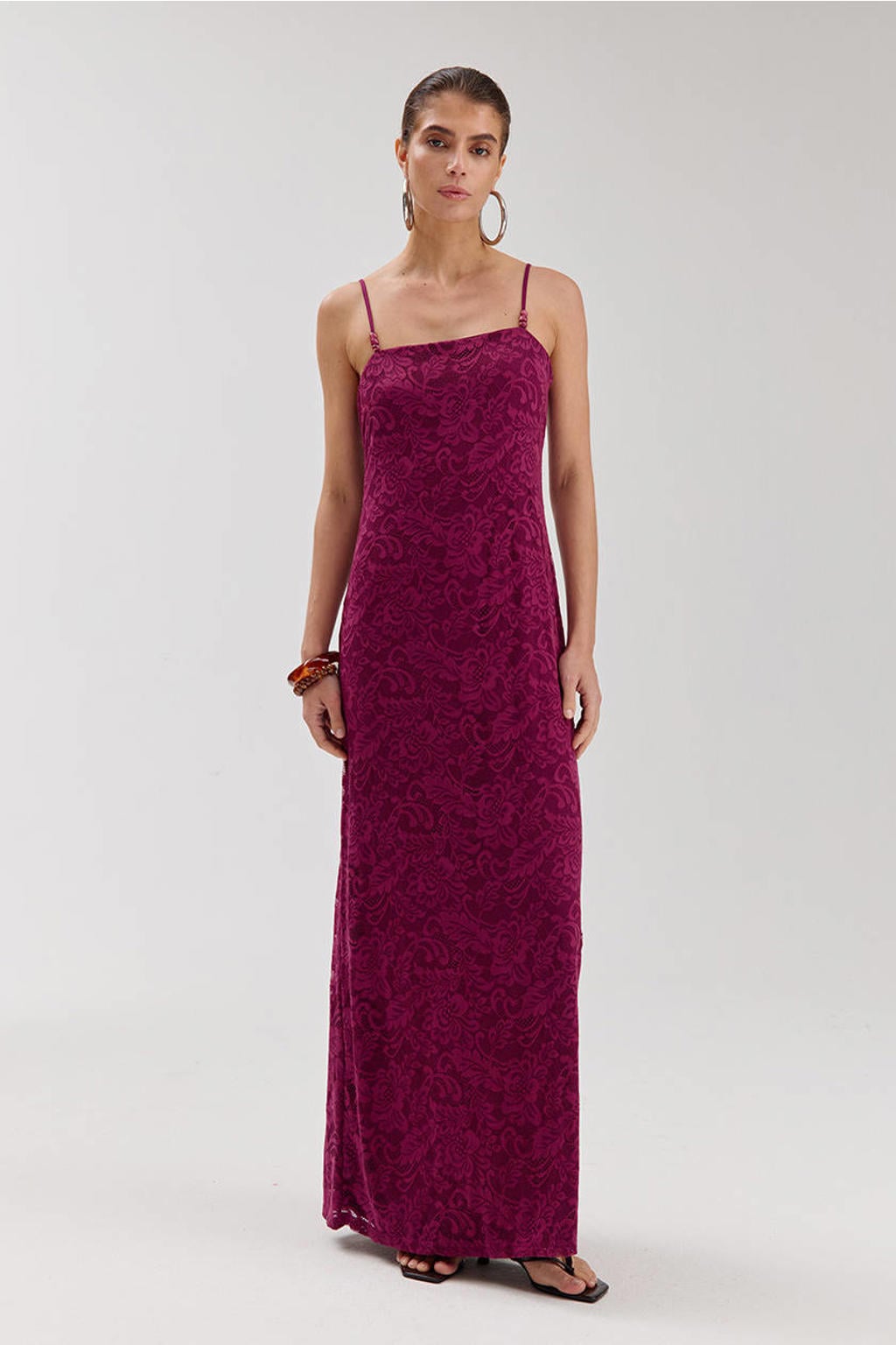 Donkerpaars en aubergine dames HARPER & YVE gebloemde maxi jurk van nylon met spaghettibandjes, vierkante hals en kraaltjes