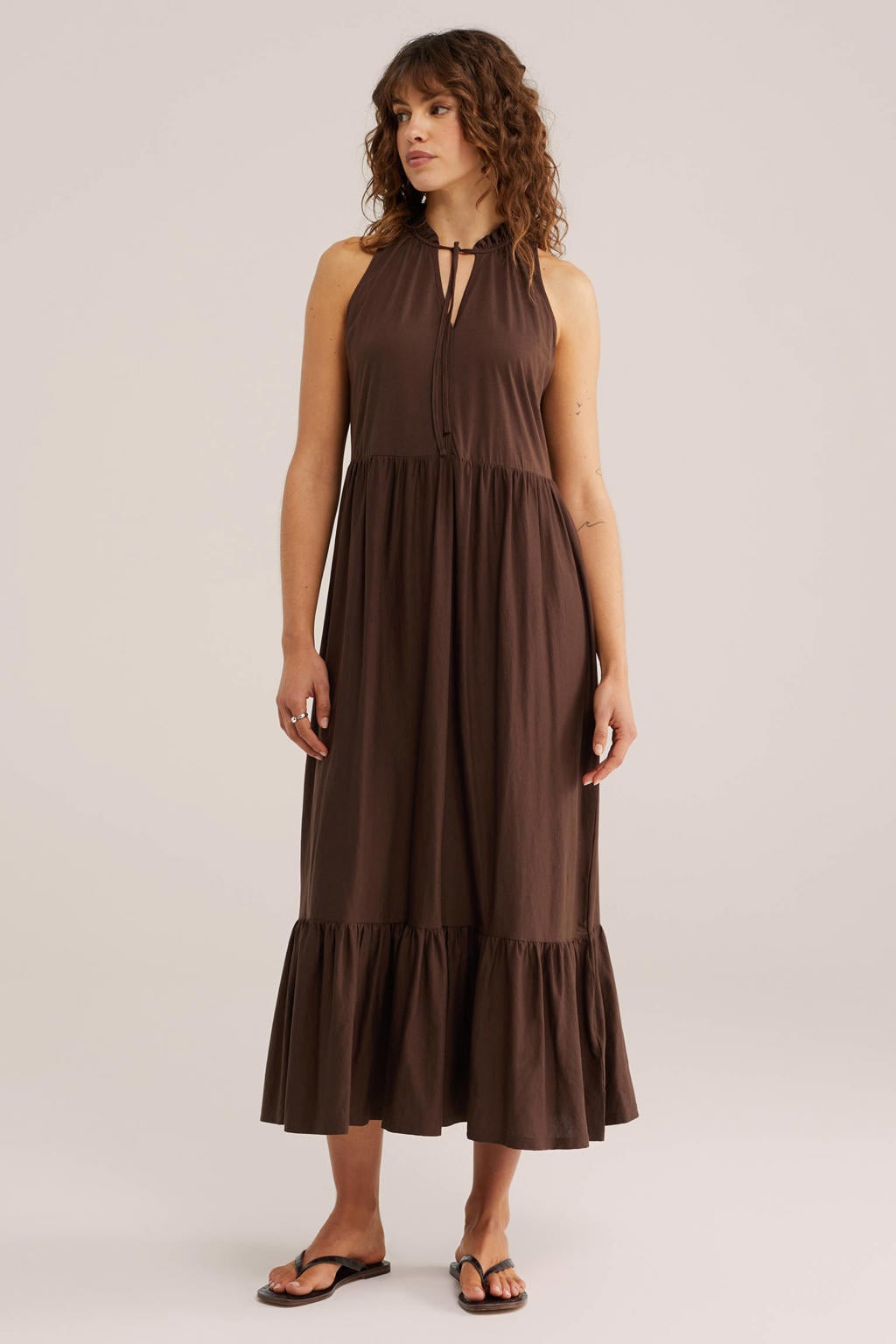 Bruine dames WE Fashion maxi jurk van katoen met effen, ronde hals en striksluiting