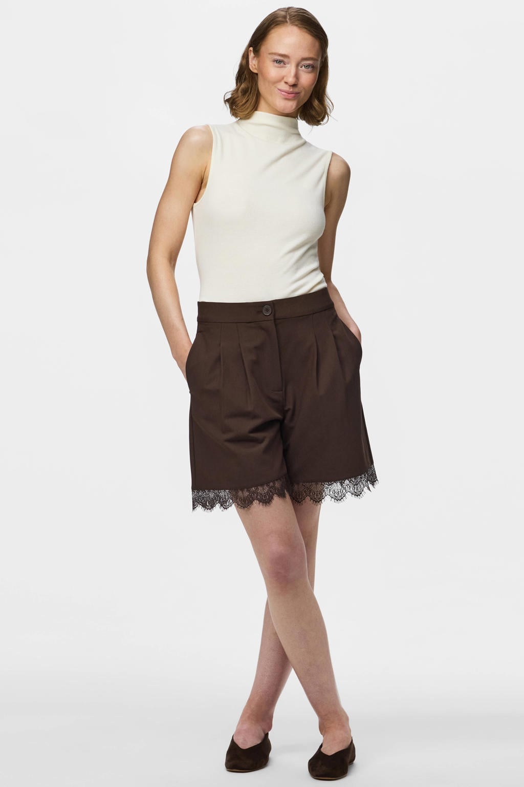 Bruine dames PIECES straight high waist casual short van polyester met rits- en knoopsluiting en effen