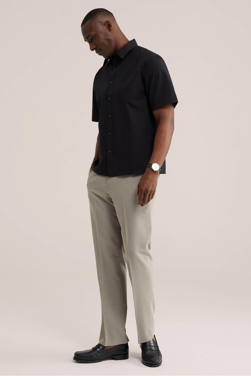 Zwarte heren WE Fashion relaxed casual overhemd van polyester met effen, korte mouwen, klassieke kraag en knoopsluiting