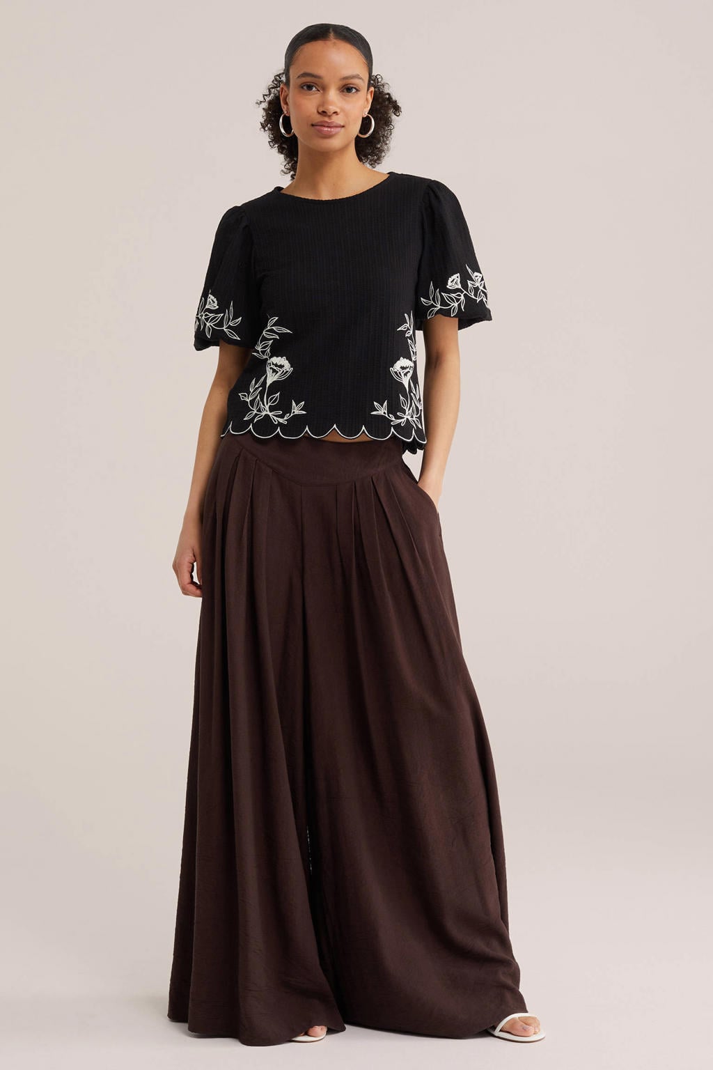 Zwart en witte dames WE Fashion gebloemd T-shirt van katoen met korte mouwen, ronde hals en borduursels