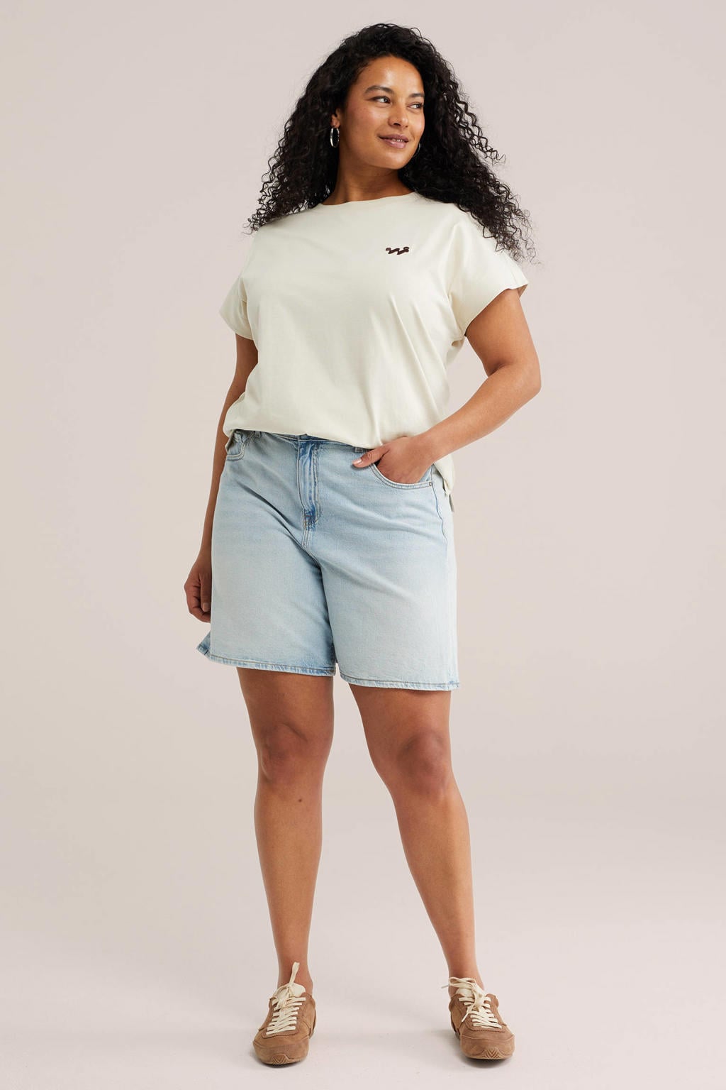 Ecru en zwarte dames WE Fashion Curve T-shirt van katoen met backprint, korte mouwen en ronde hals
