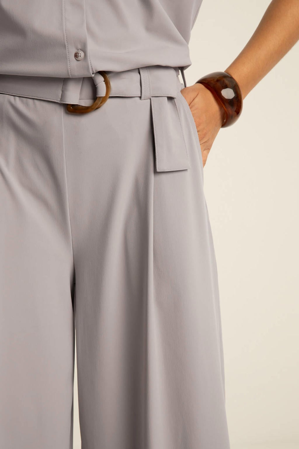 Lichtgrijze dames Expresso travelstof broek met wijde pijpen, regular waist, elastische tailleband en effen