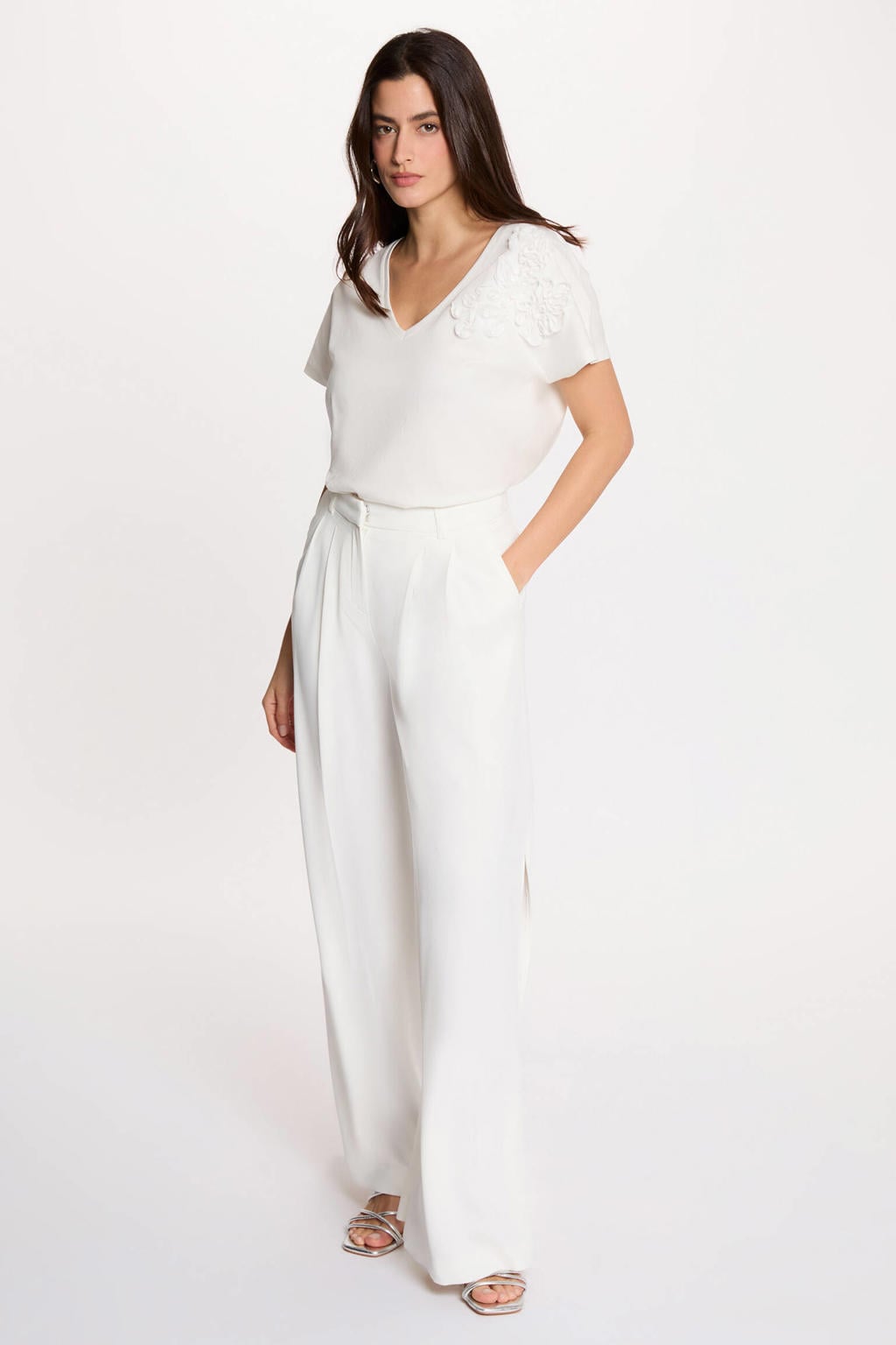 Witte dames Morgan top met effen, korte mouwen, V-hals en 3D applicatie