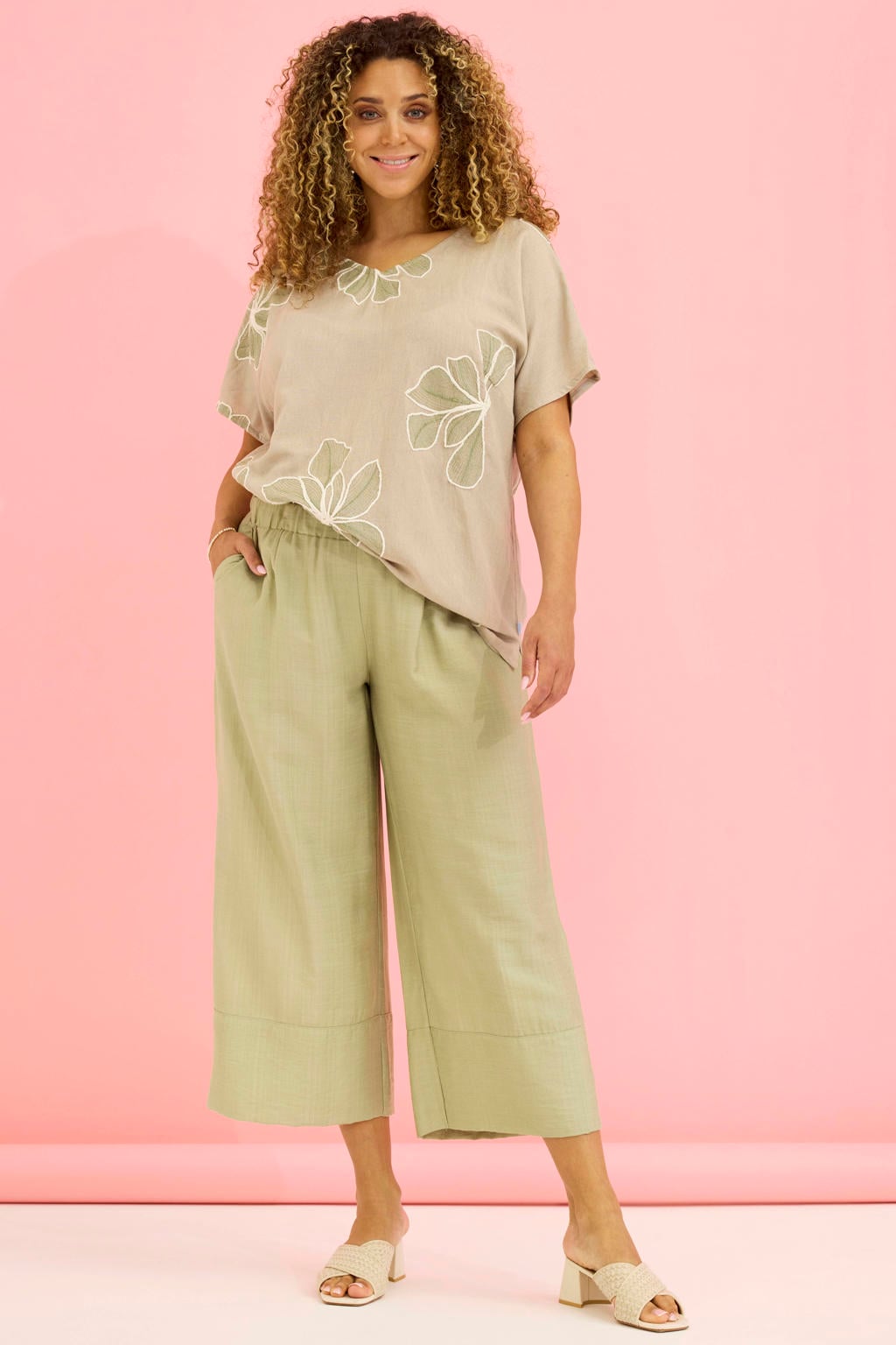 Taupe en groene dames Zhenzi gebloemde top met korte mouwen, V-hals en borduursels
