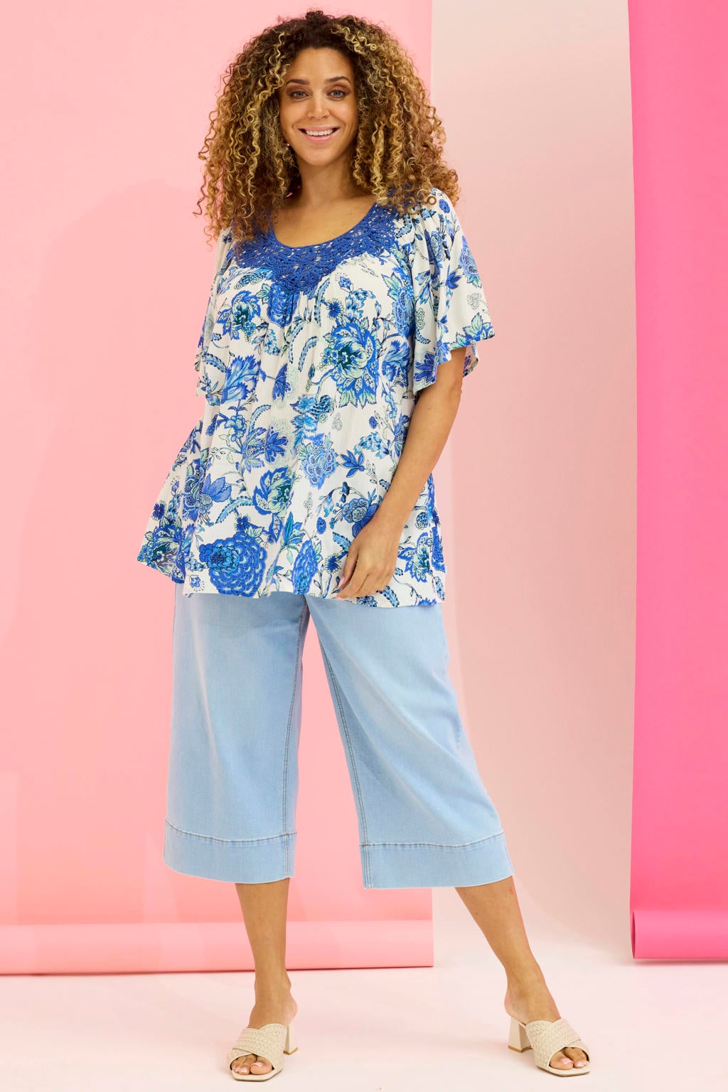 Blauw en witte dames Zhenzi gebloemd T-shirt broderie van viscose met korte mouwen en ronde hals