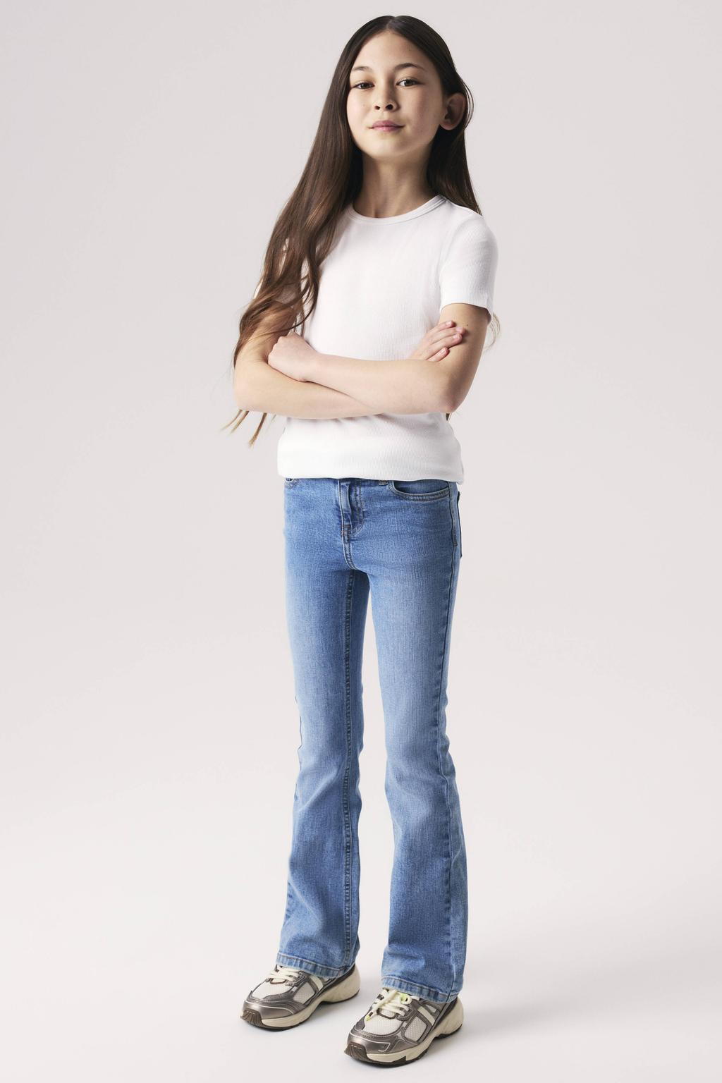Medium blue denim meisjes NAME IT KIDS flared jeans mediumblauw van stretchdenim met regular waist, haaksluiting en effen