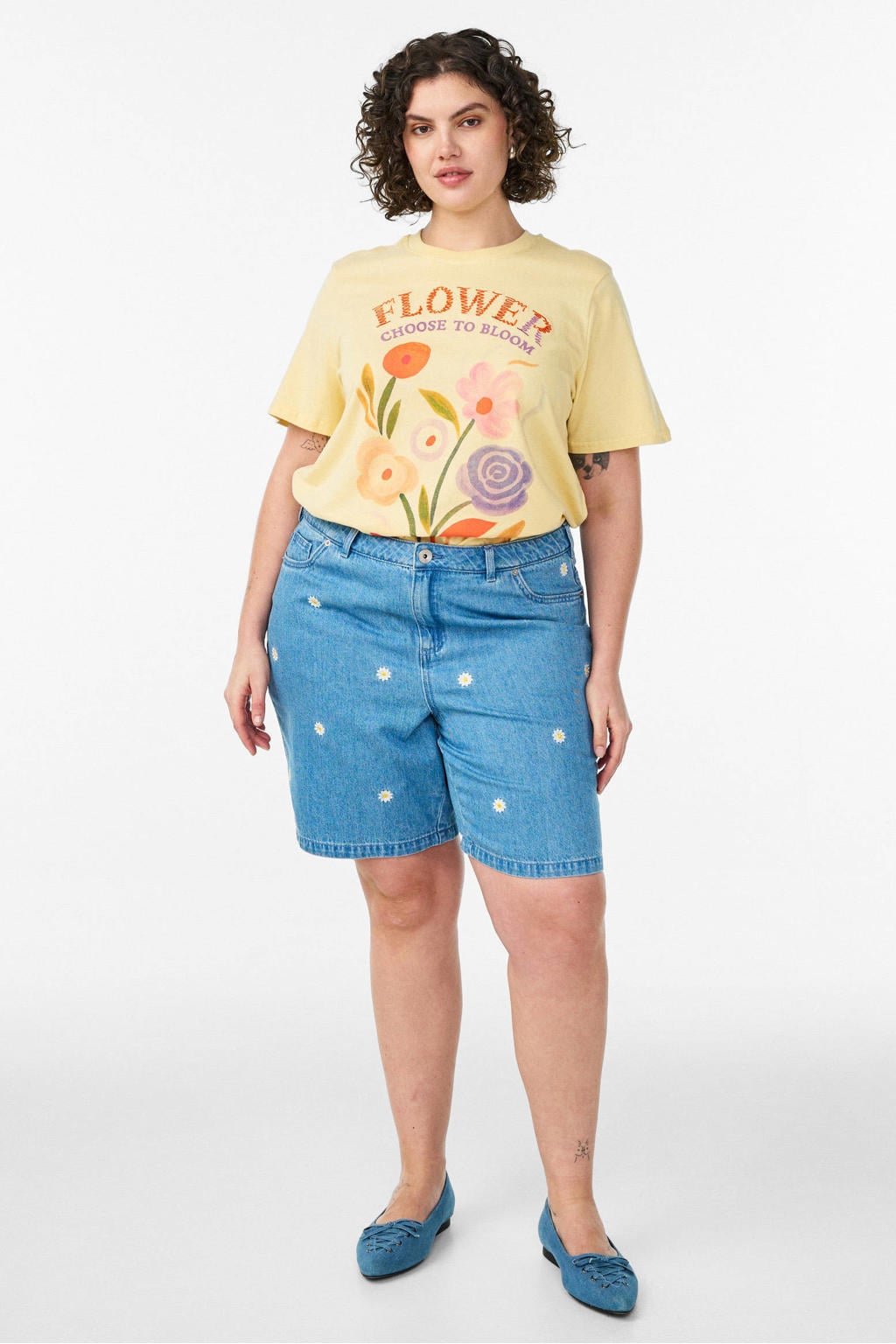 Medium blue, ecru en gele dames Zizzi regular high waist gebloemde short broderie van denim met rits- en knoopsluiting